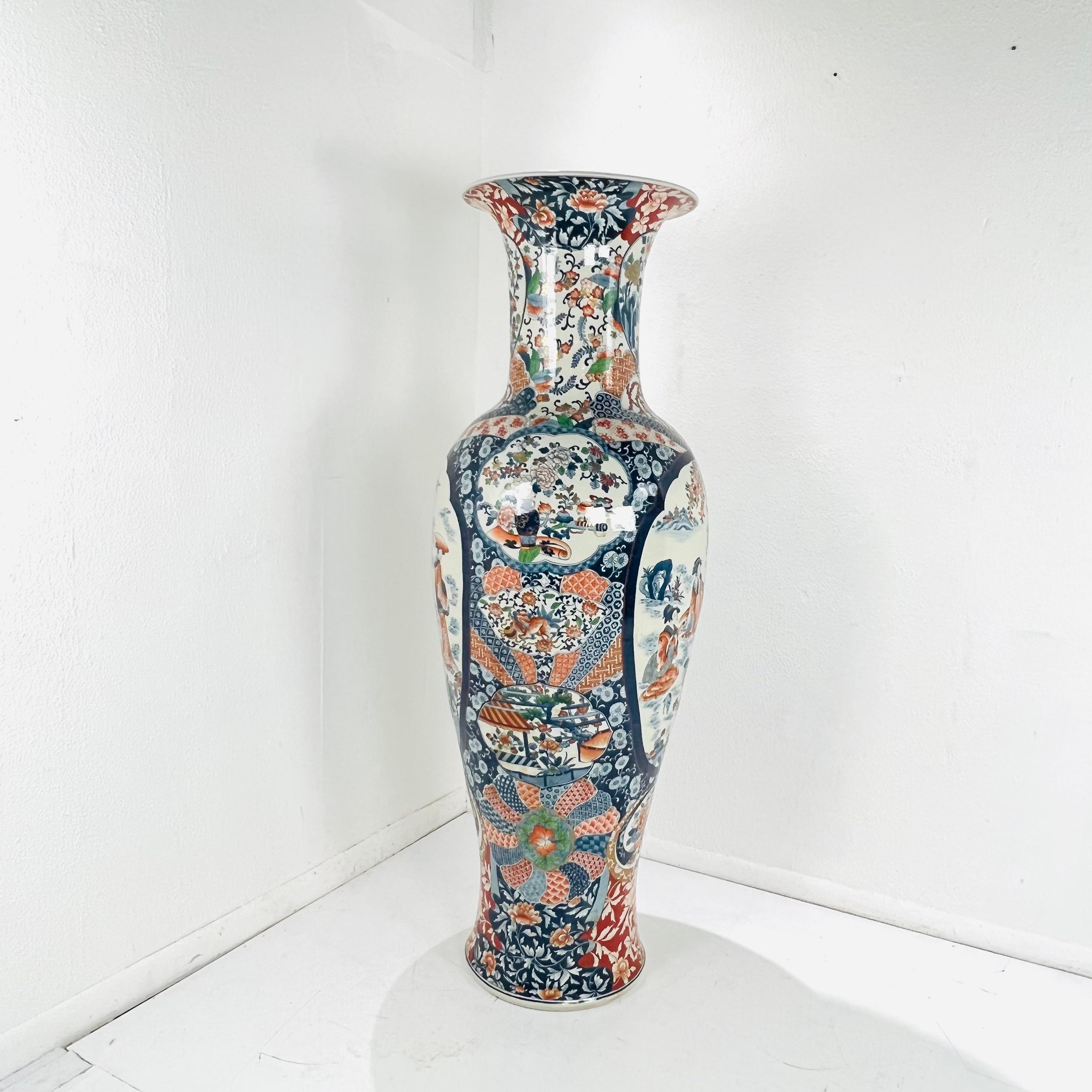 XIX secolo Vaso da terra giapponese monumentale da 5' nello stile di Imari in vendita