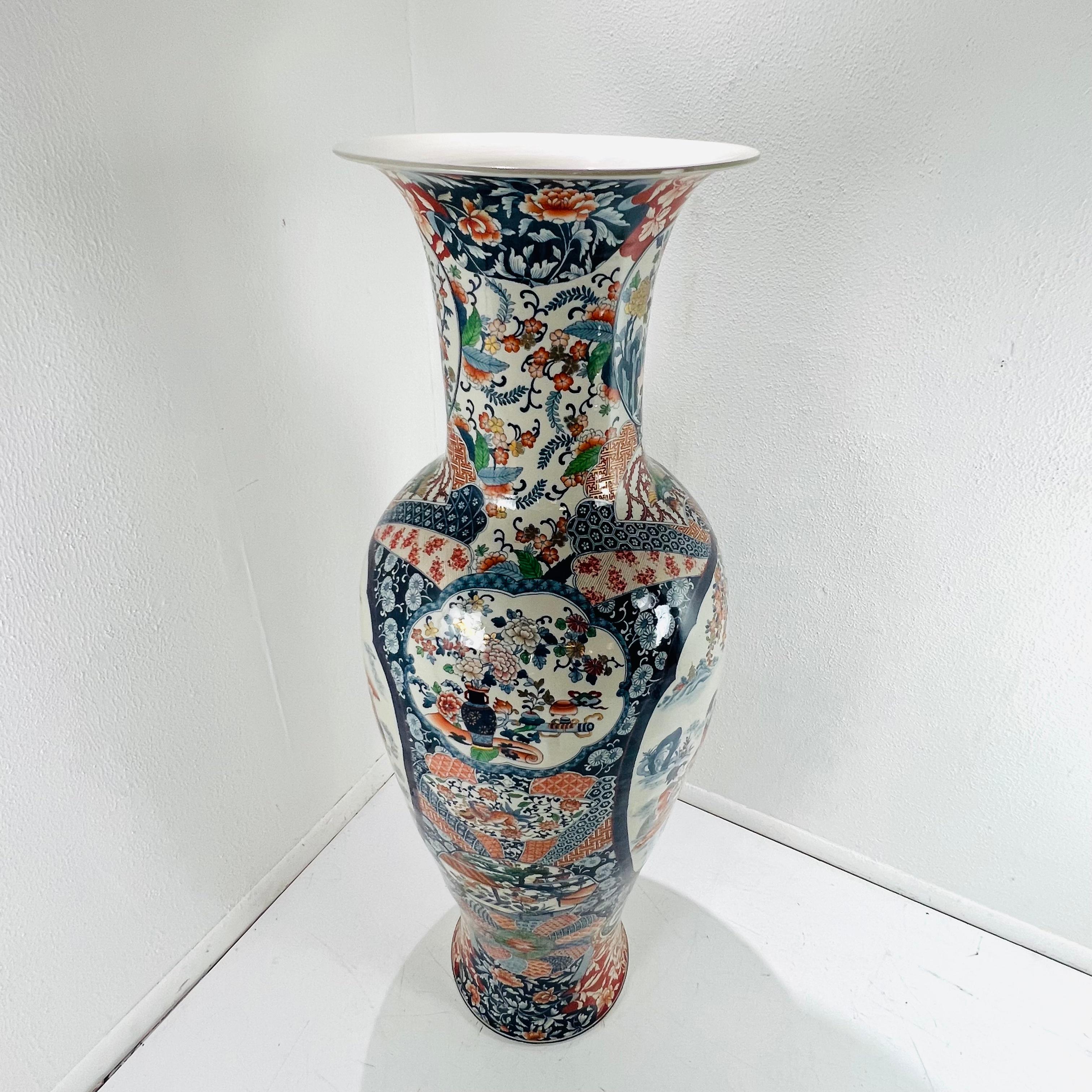 Vaso da terra giapponese monumentale da 5' nello stile di Imari in vendita 2