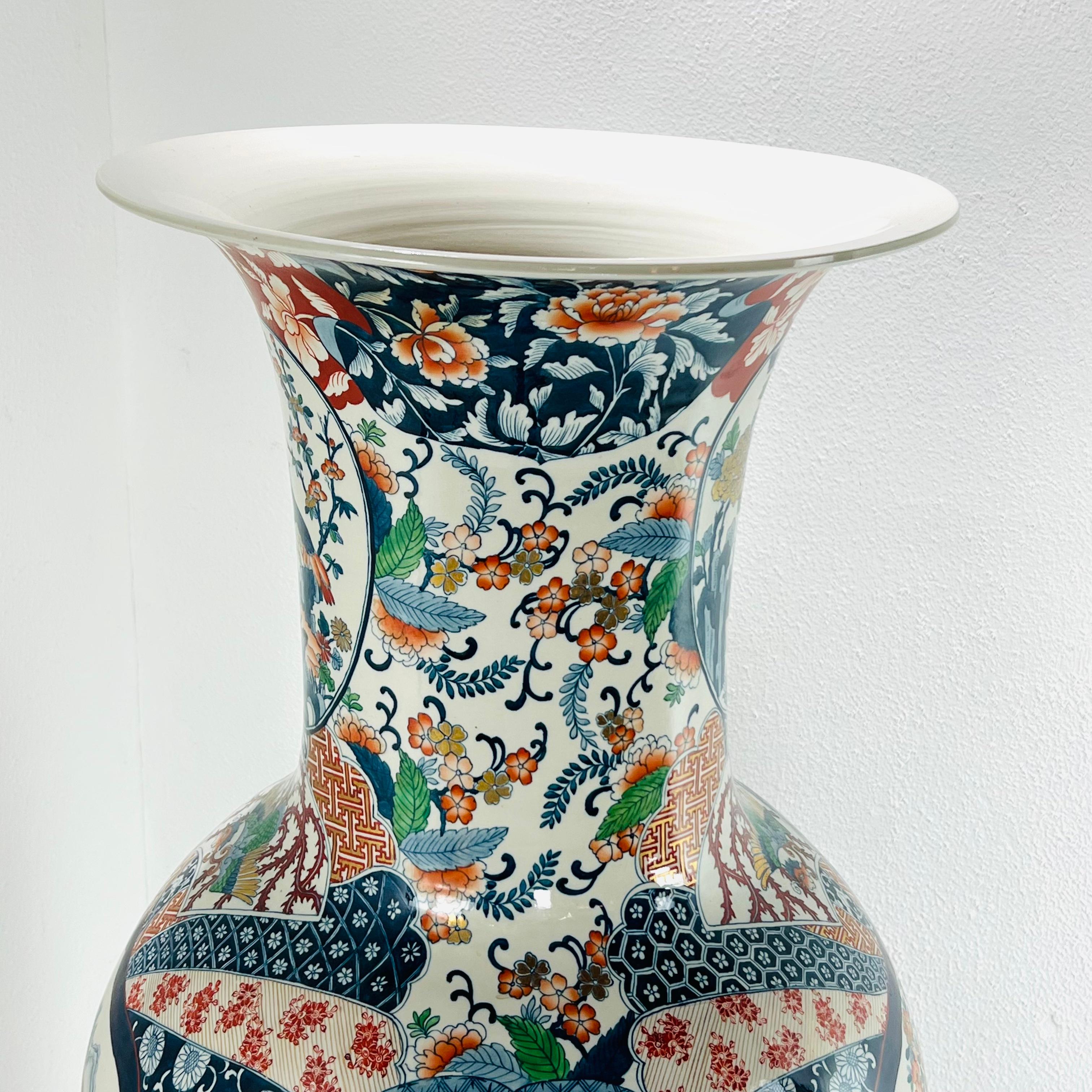 Vaso da terra giapponese monumentale da 5' nello stile di Imari in vendita 3