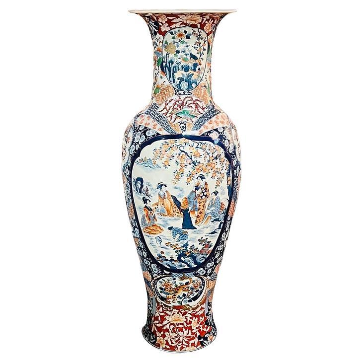 Monumental vase de sol japonais de 5 pouces dans le style d'Imari