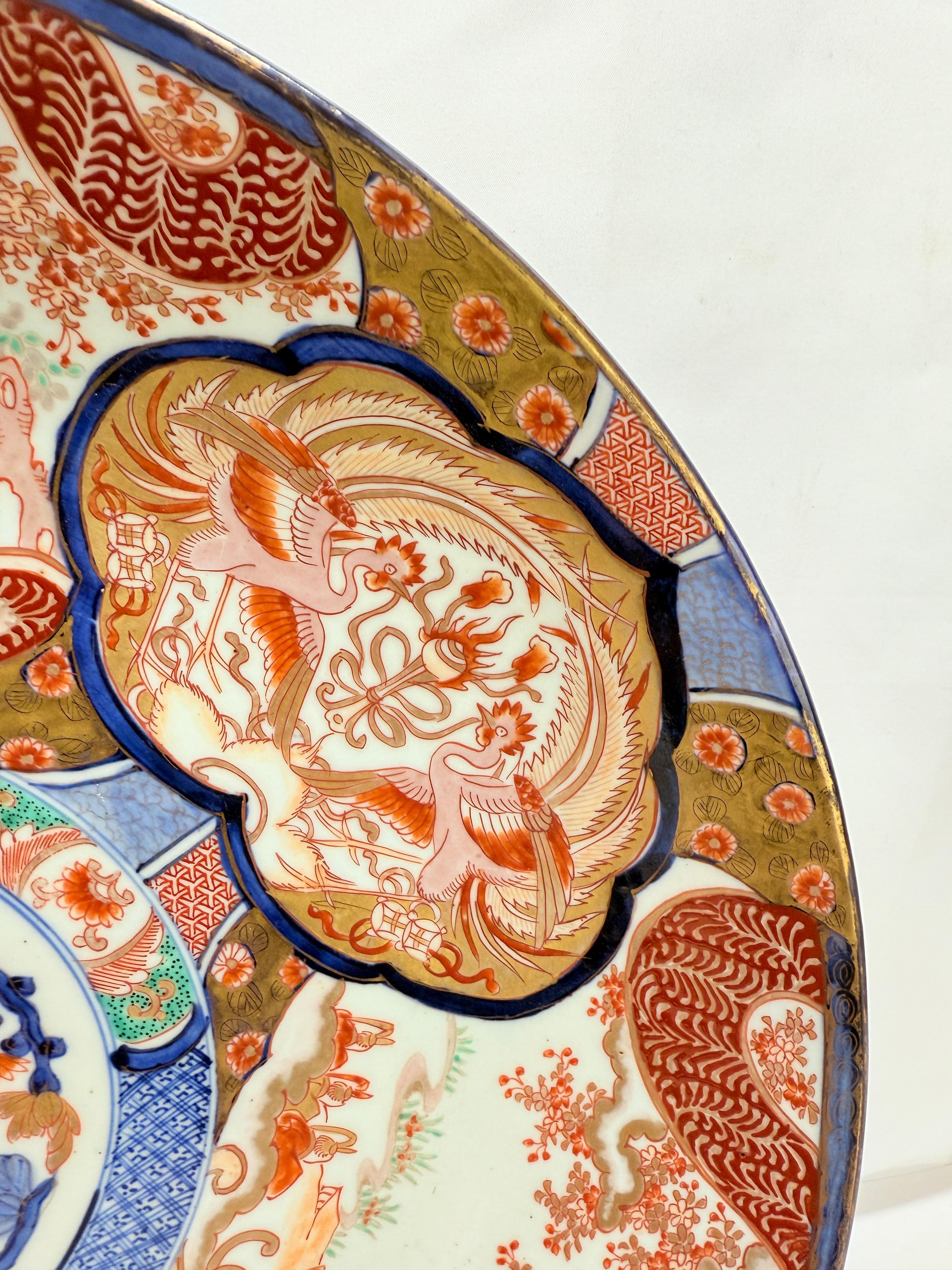 Chargeur japonais monumental en Imari avec Phoenix et réserves florales, fin de l'époque Edo, 19e siècle en vente 3