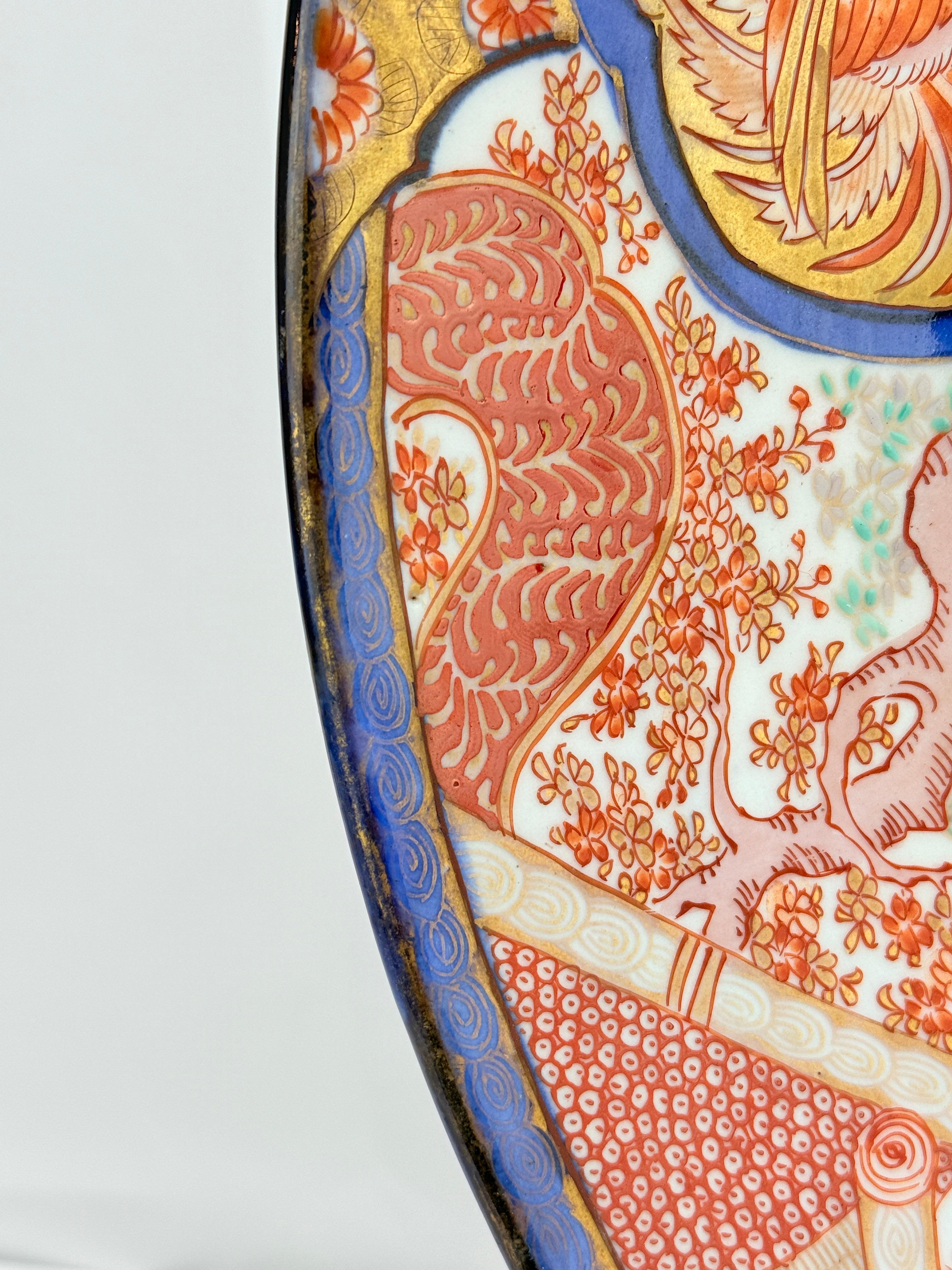 Chargeur japonais monumental en Imari avec Phoenix et réserves florales, fin de l'époque Edo, 19e siècle en vente 4