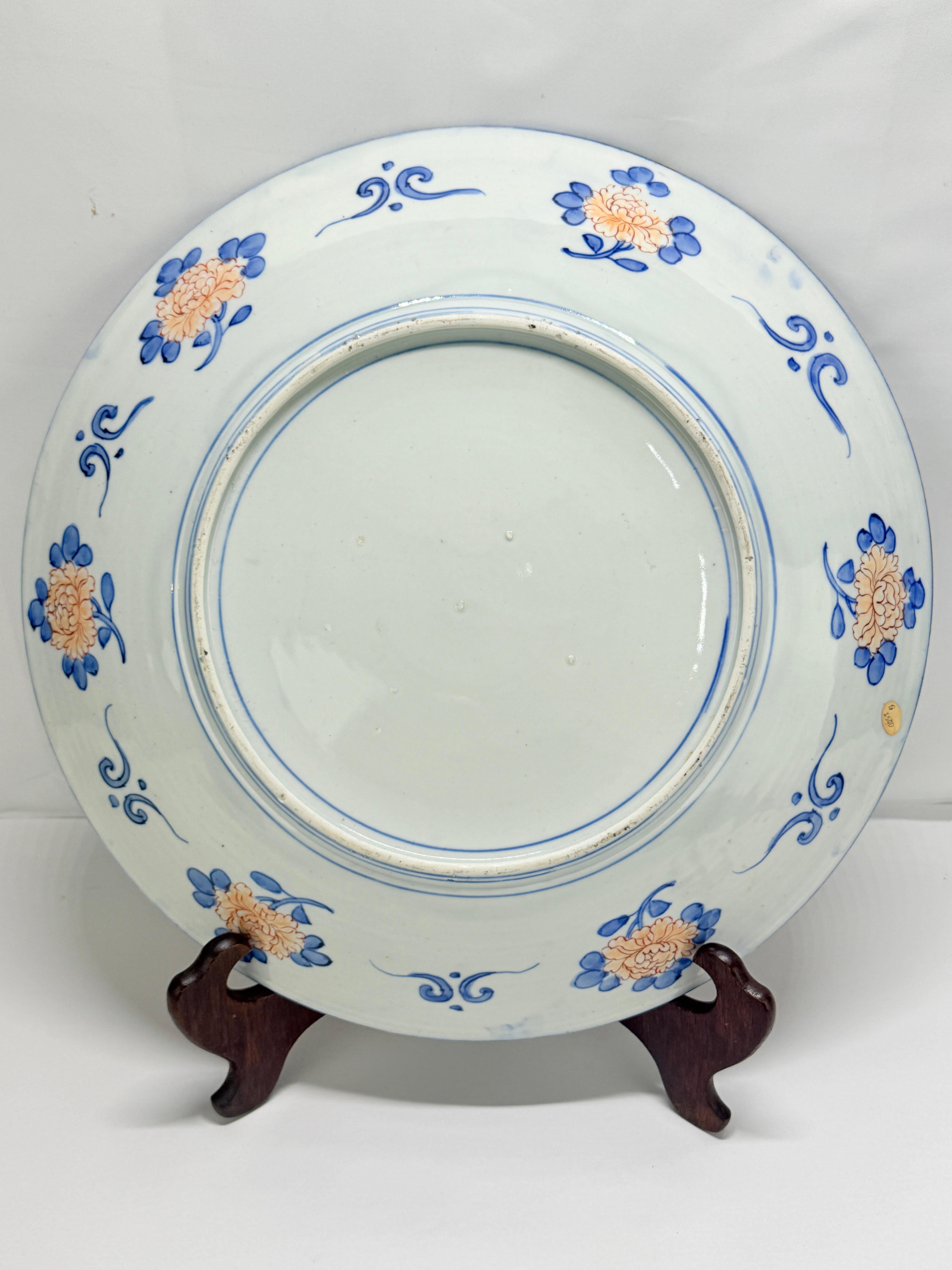 Chargeur japonais monumental en Imari avec Phoenix et réserves florales, fin de l'époque Edo, 19e siècle en vente 5
