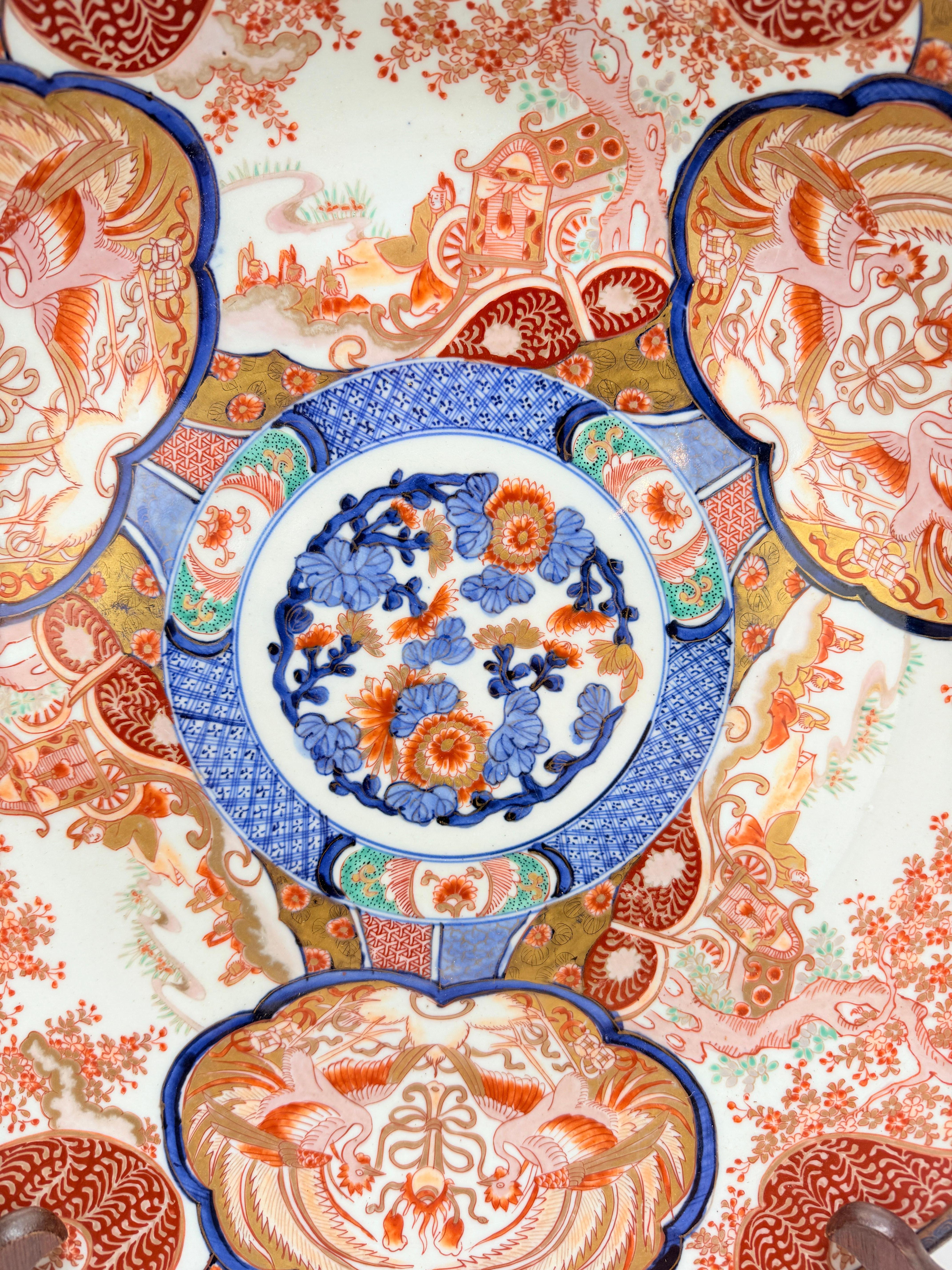 Chargeur japonais monumental en Imari avec Phoenix et réserves florales, fin Edo-Meiji, 19e siècle

Un chargeur en porcelaine Imari richement émaillé et doré d'une taille impressionnante (diamètre de 18,375 pouces), conçu dans la palette kinrande du