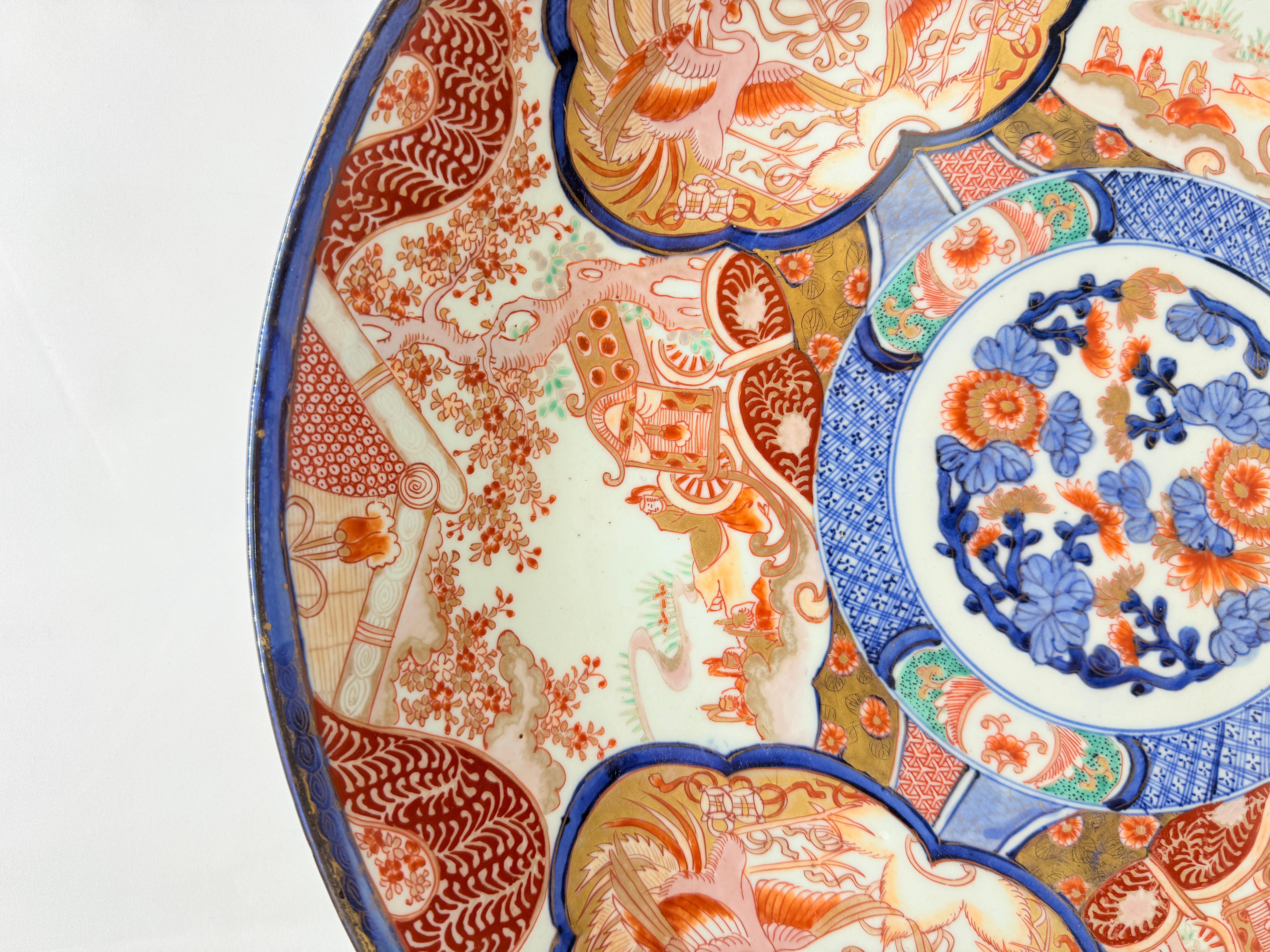 Japonisme Chargeur japonais monumental en Imari avec Phoenix et réserves florales, fin de l'époque Edo, 19e siècle en vente