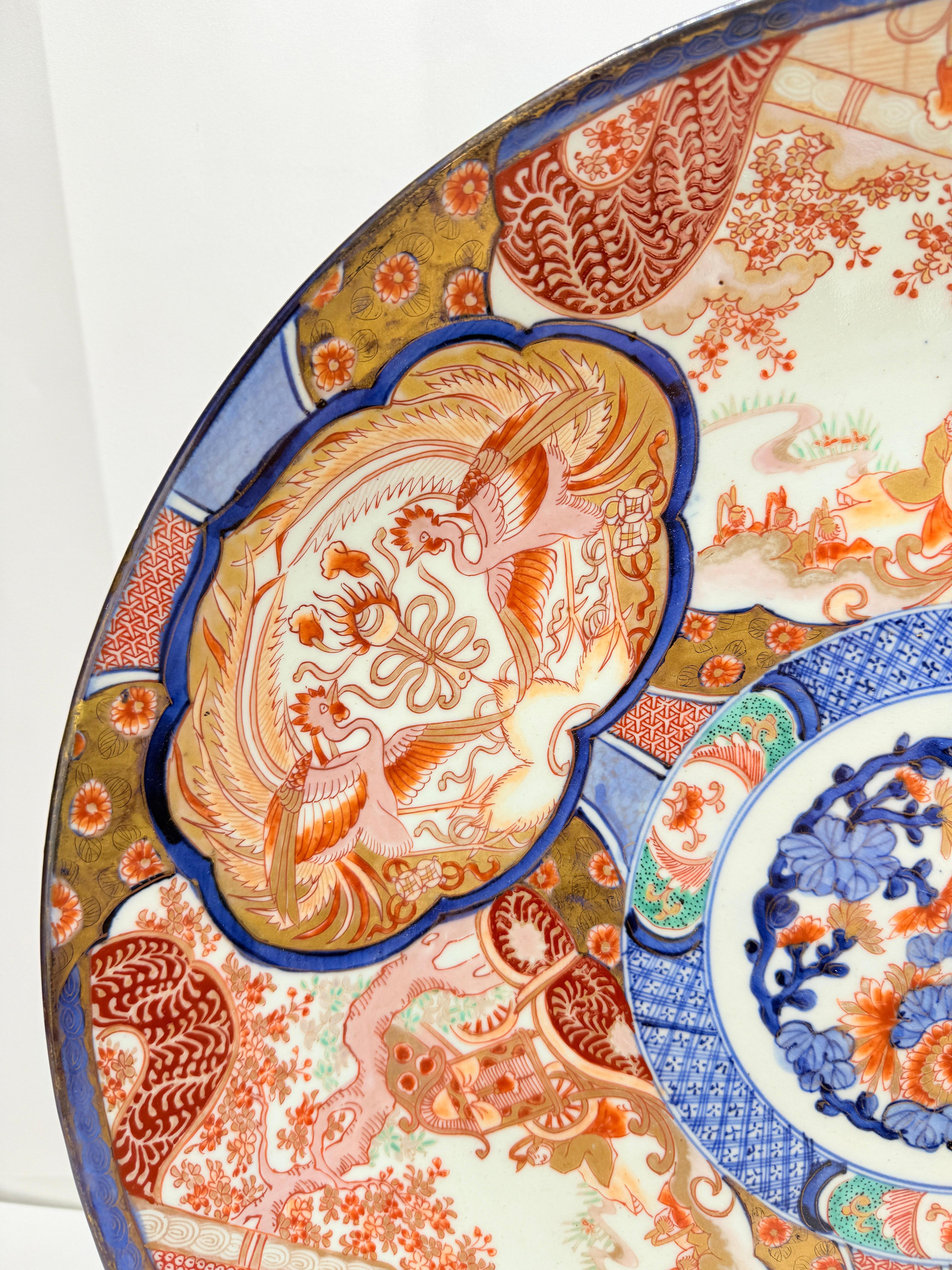 Japonais Chargeur japonais monumental en Imari avec Phoenix et réserves florales, fin de l'époque Edo, 19e siècle en vente