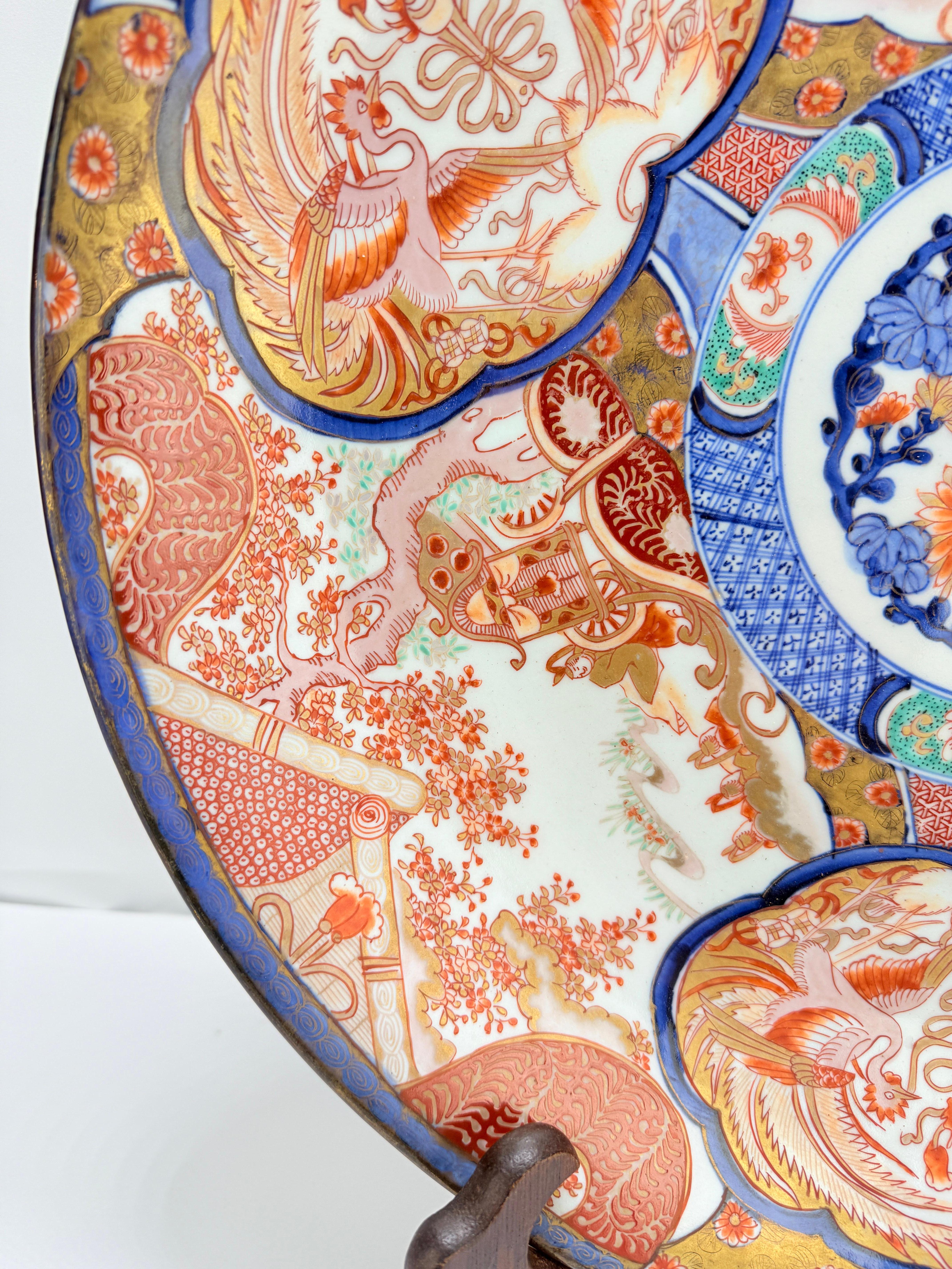 Chargeur japonais monumental en Imari avec Phoenix et réserves florales, fin de l'époque Edo, 19e siècle Bon état - En vente à Atlanta, GA