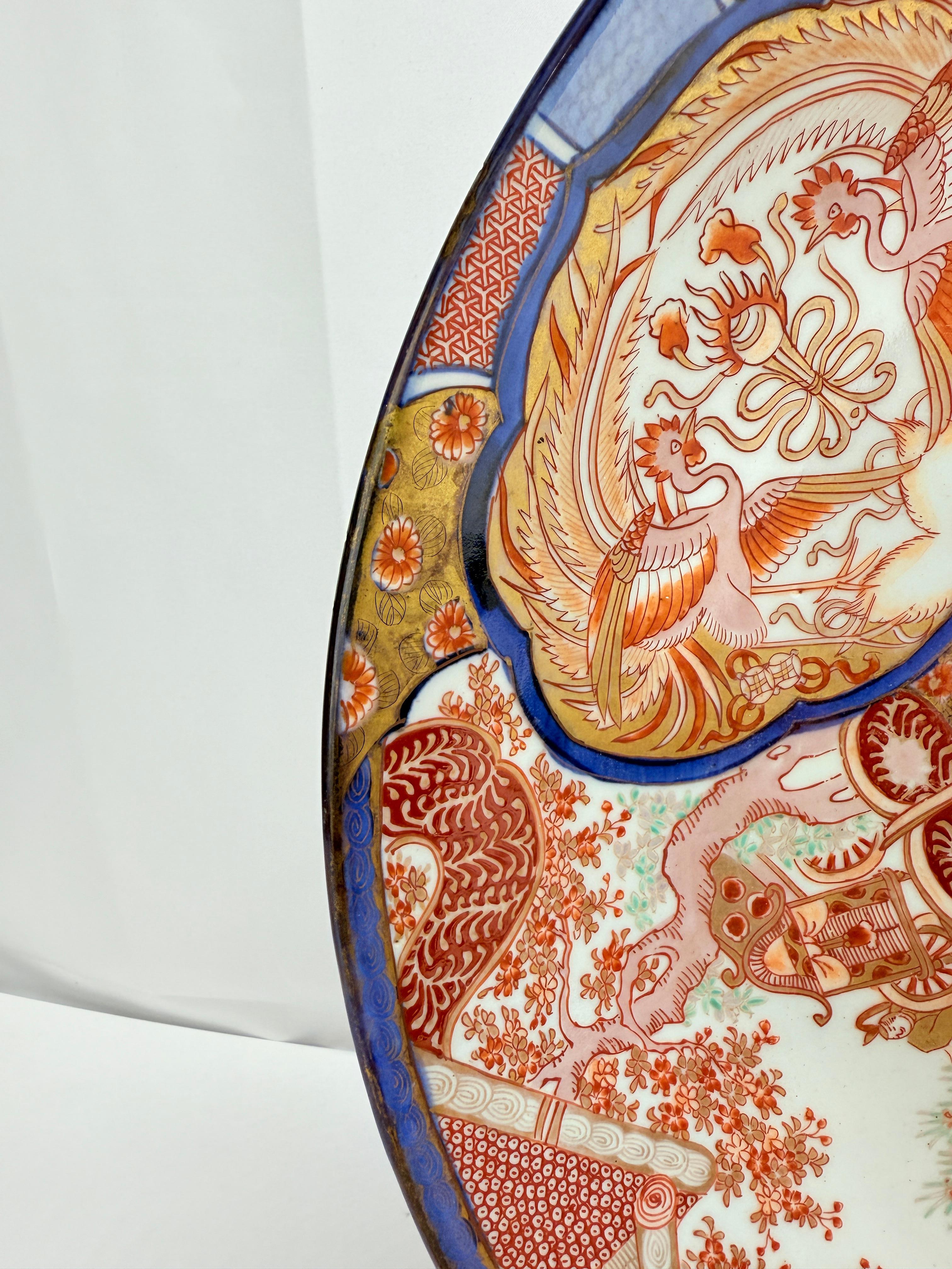 XIXe siècle Chargeur japonais monumental en Imari avec Phoenix et réserves florales, fin de l'époque Edo, 19e siècle en vente