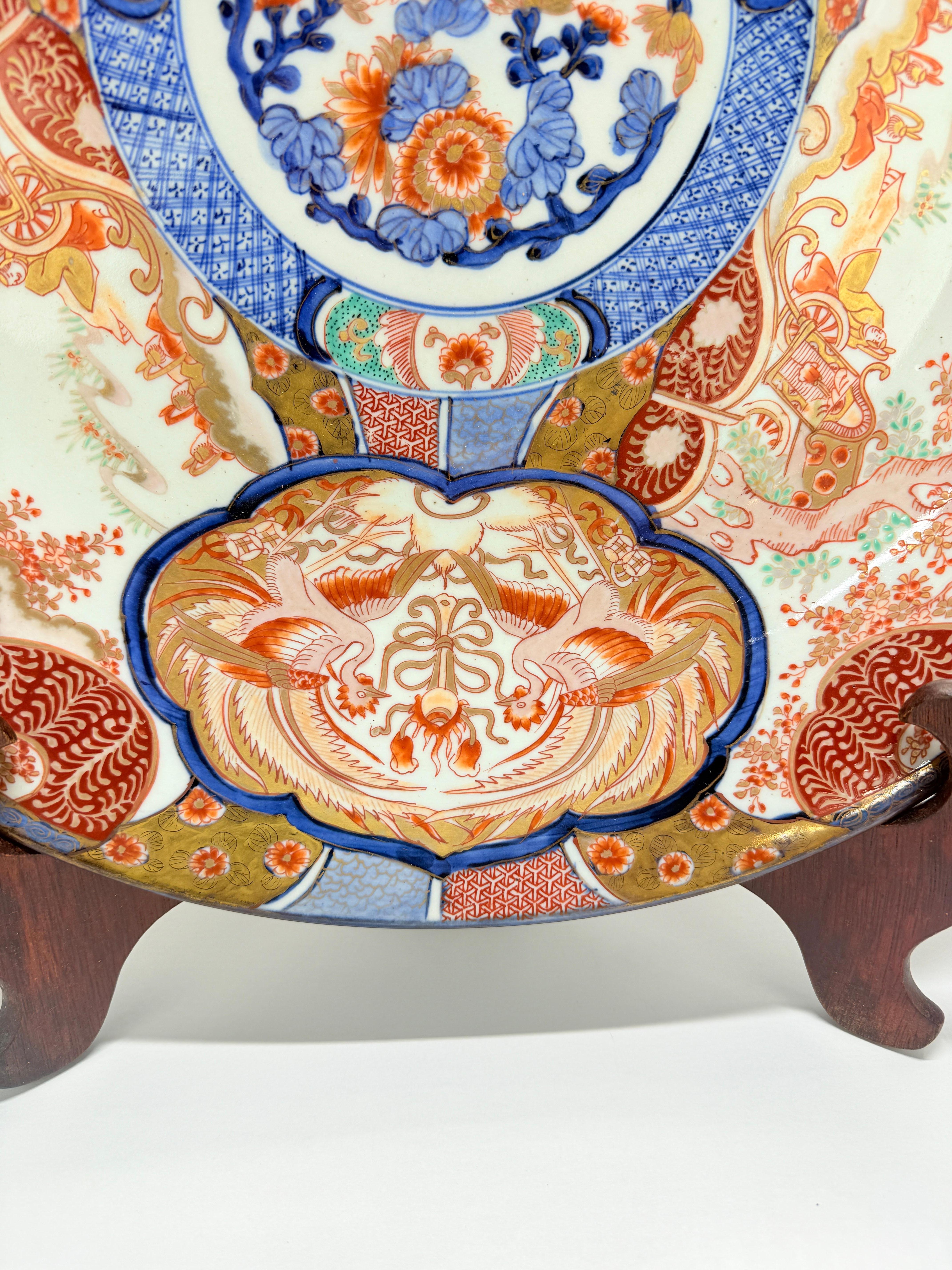 Porcelaine Chargeur japonais monumental en Imari avec Phoenix et réserves florales, fin de l'époque Edo, 19e siècle en vente