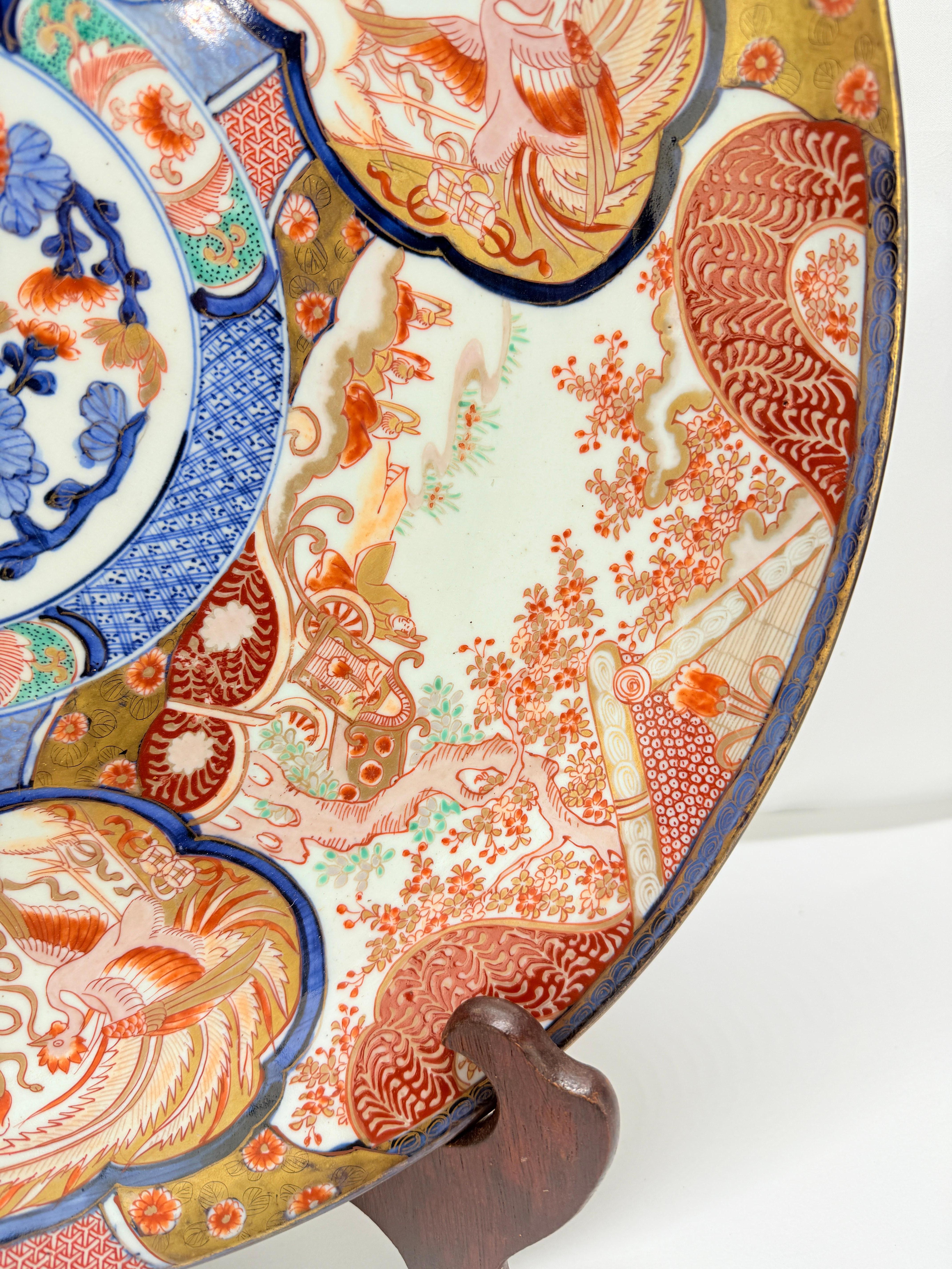 Chargeur japonais monumental en Imari avec Phoenix et réserves florales, fin de l'époque Edo, 19e siècle en vente 1