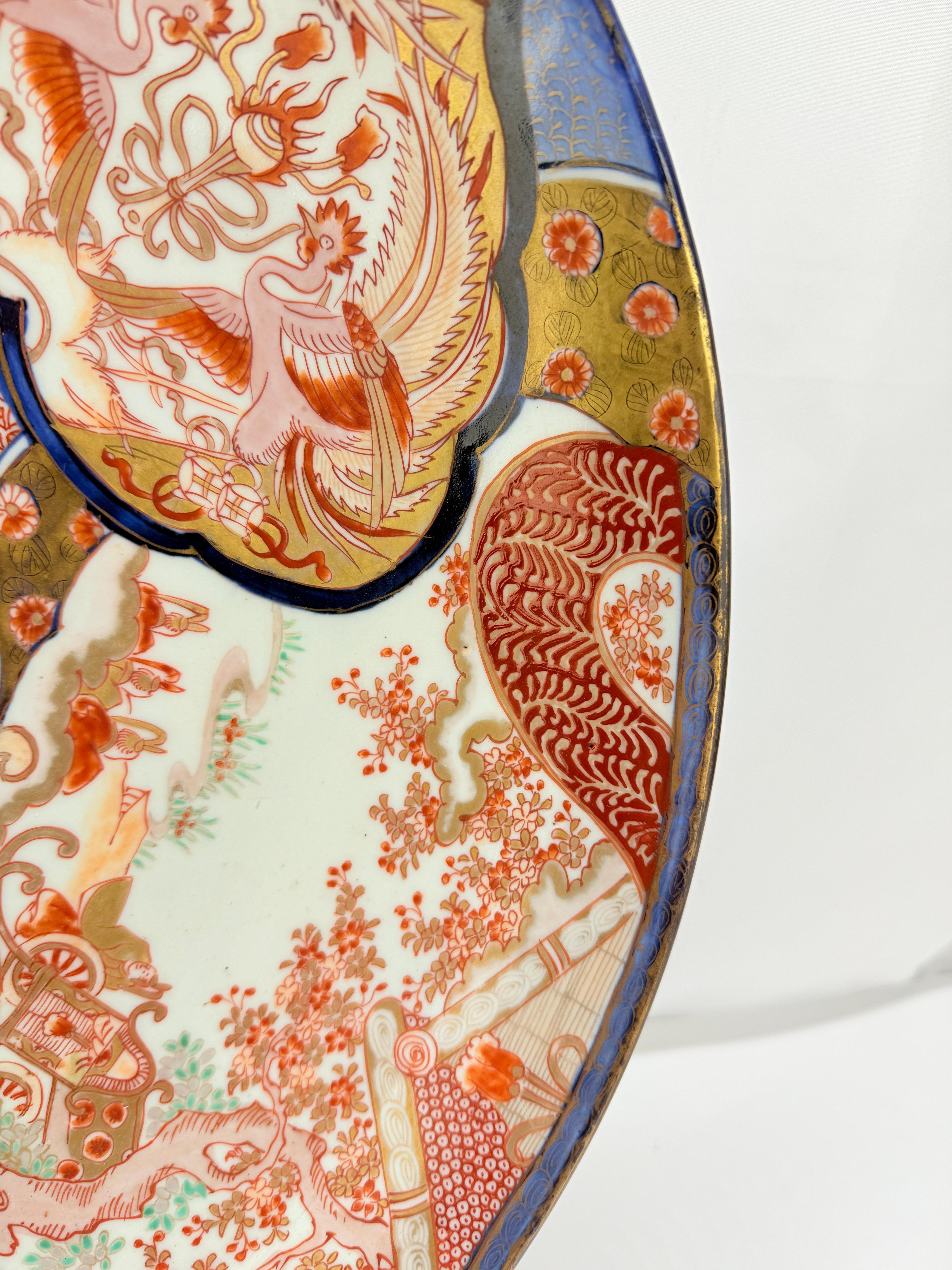 Chargeur japonais monumental en Imari avec Phoenix et réserves florales, fin de l'époque Edo, 19e siècle en vente 2