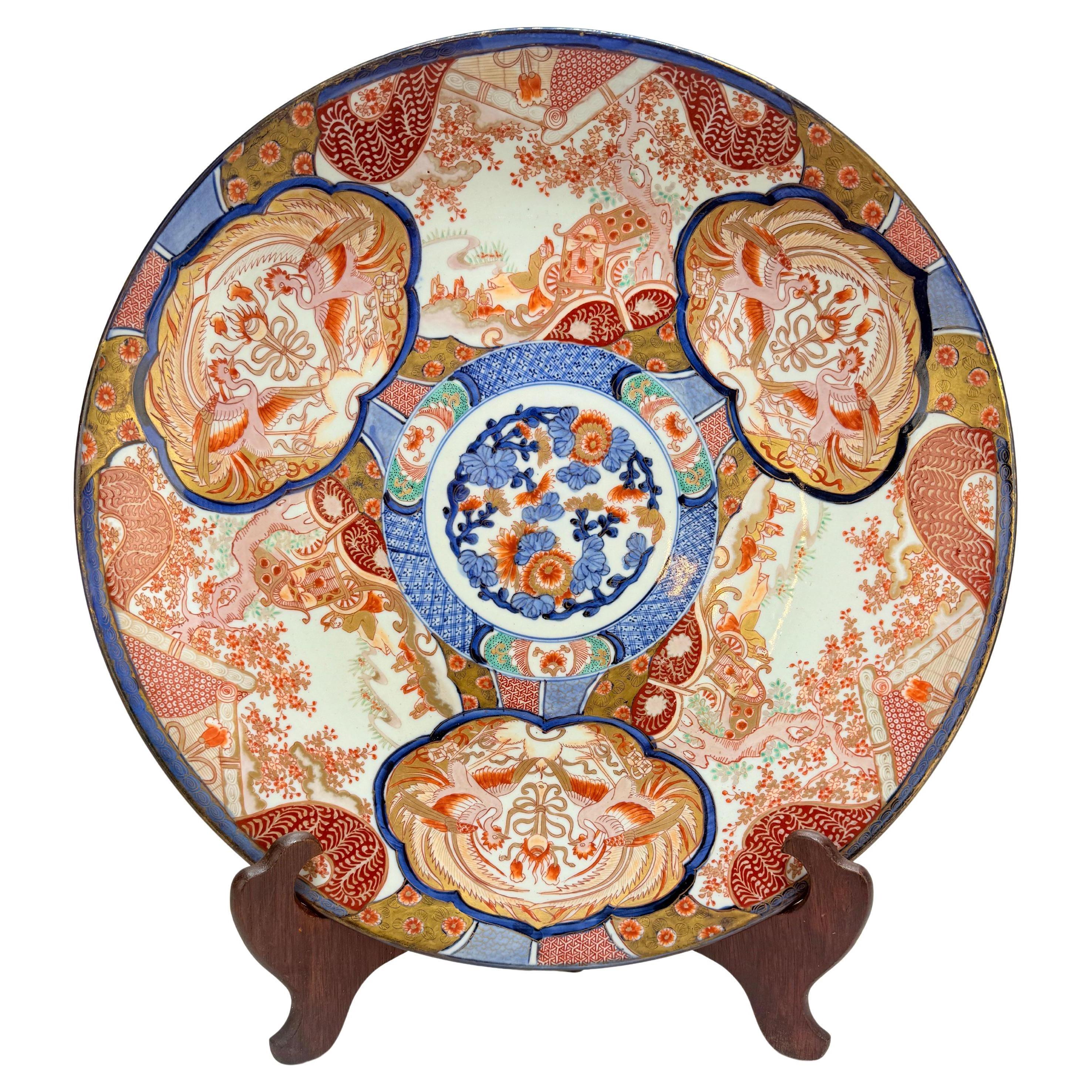 Chargeur japonais monumental en Imari avec Phoenix et réserves florales, fin de l'époque Edo, 19e siècle en vente