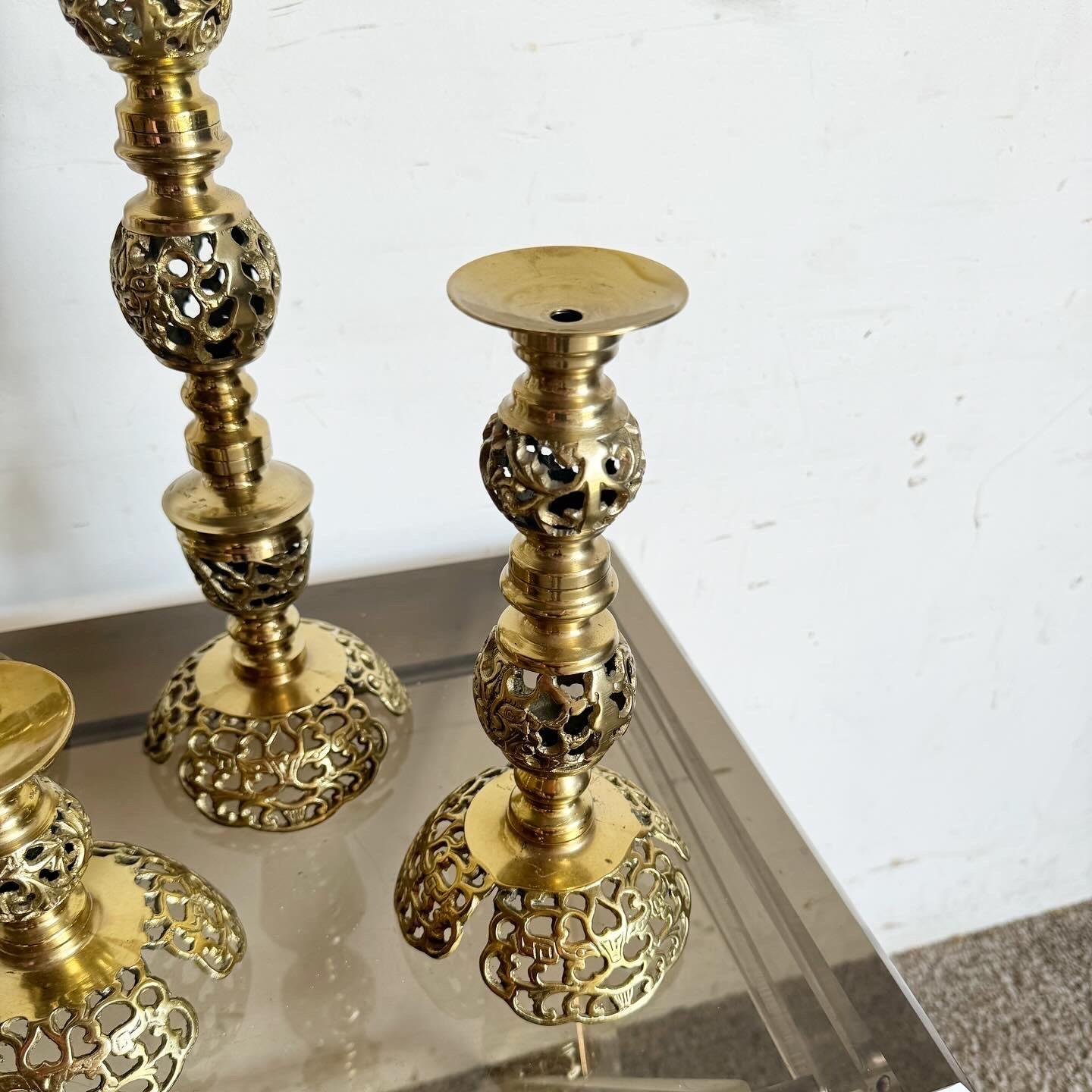 Monumentales Candeleros Ascendentes Japoneses de Latón Estilo James Mont - Set de 4 en venta 5