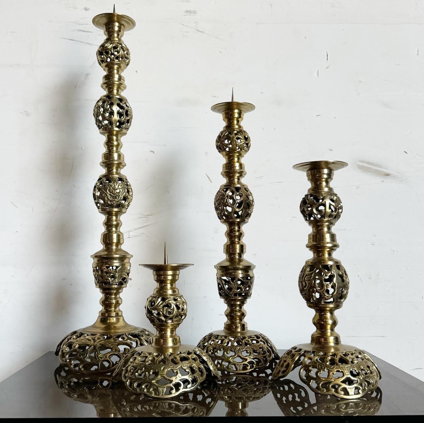 Descubre la elegancia de los Monumentales Candelabros Ascendentes de Latón Estilo James Mont Japonés, un juego de cuatro con alturas variables para un efecto dramático. Estas piezas fusionan la artesanía tradicional japonesa con el diseño moderno de