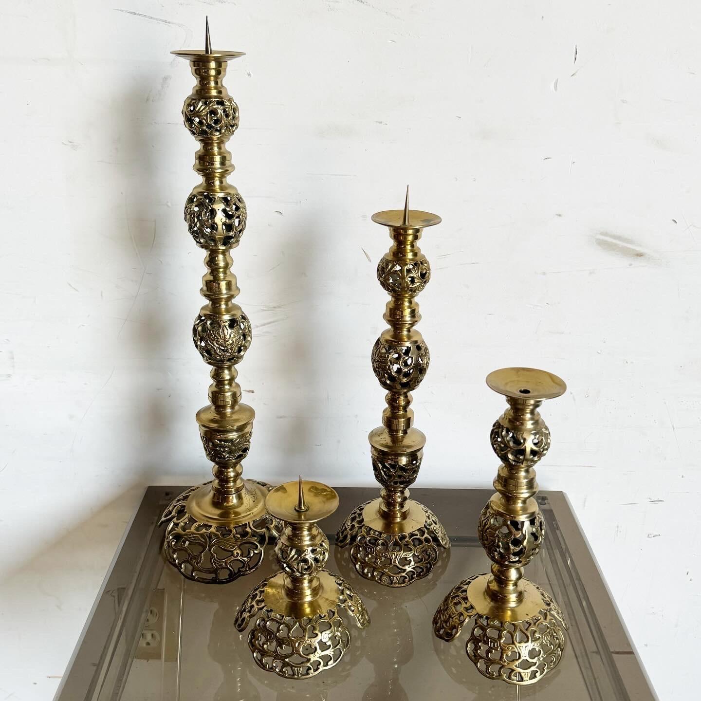 Monumentales Candeleros Ascendentes Japoneses de Latón Estilo James Mont - Set de 4 Desconocido en venta