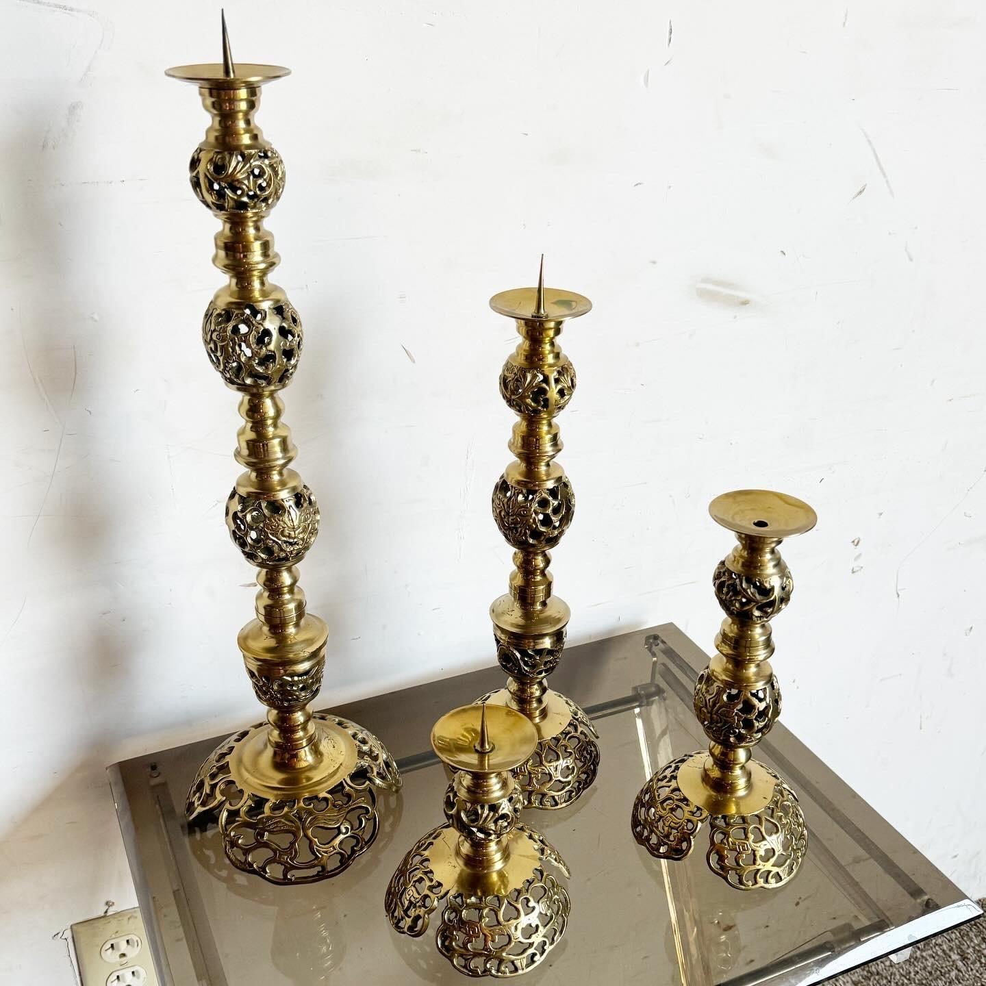 Monumentales Candeleros Ascendentes Japoneses de Latón Estilo James Mont - Set de 4 en Bueno estado para la venta en Delray Beach, FL