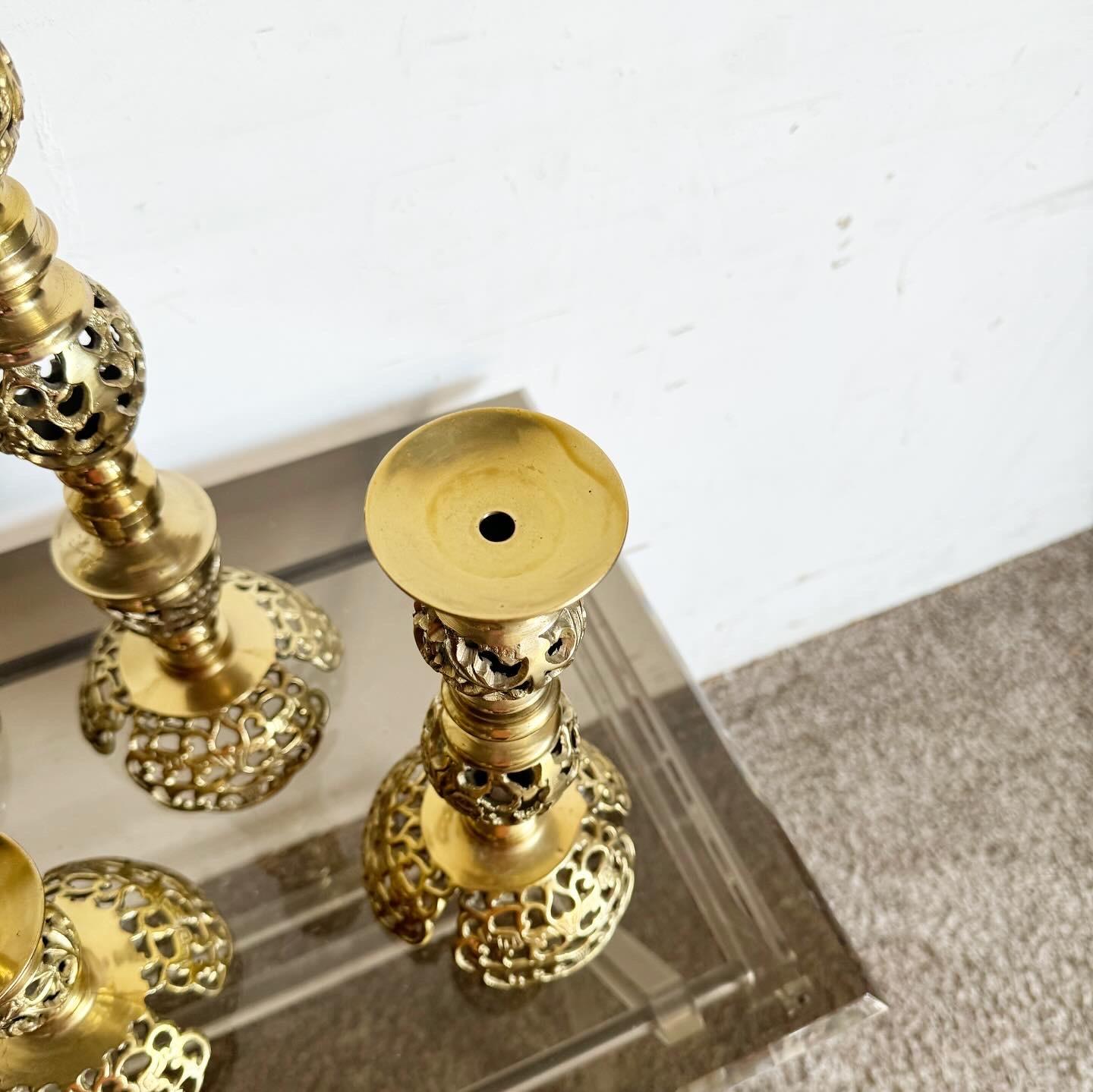 Monumentales Candeleros Ascendentes Japoneses de Latón Estilo James Mont - Set de 4 finales del siglo XX en venta