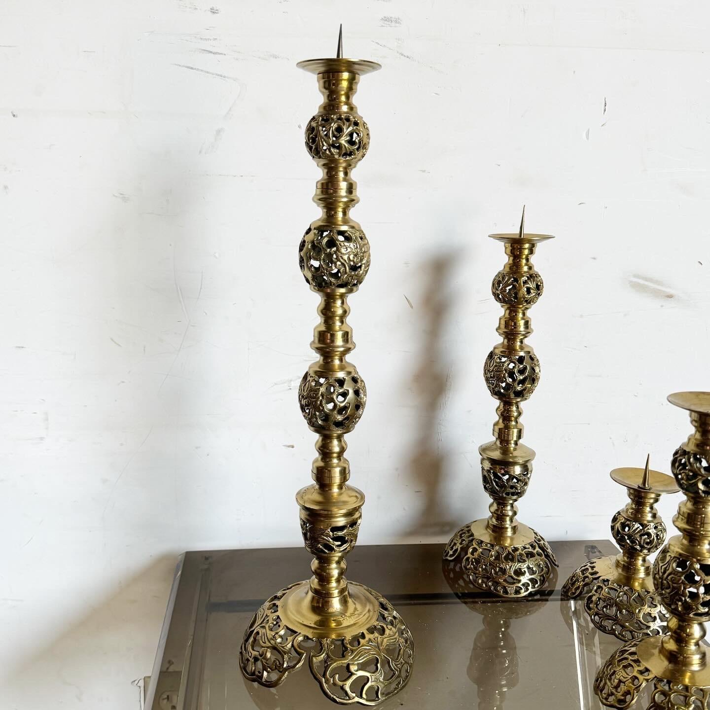 Monumentales Candeleros Ascendentes Japoneses de Latón Estilo James Mont - Set de 4 en venta 1