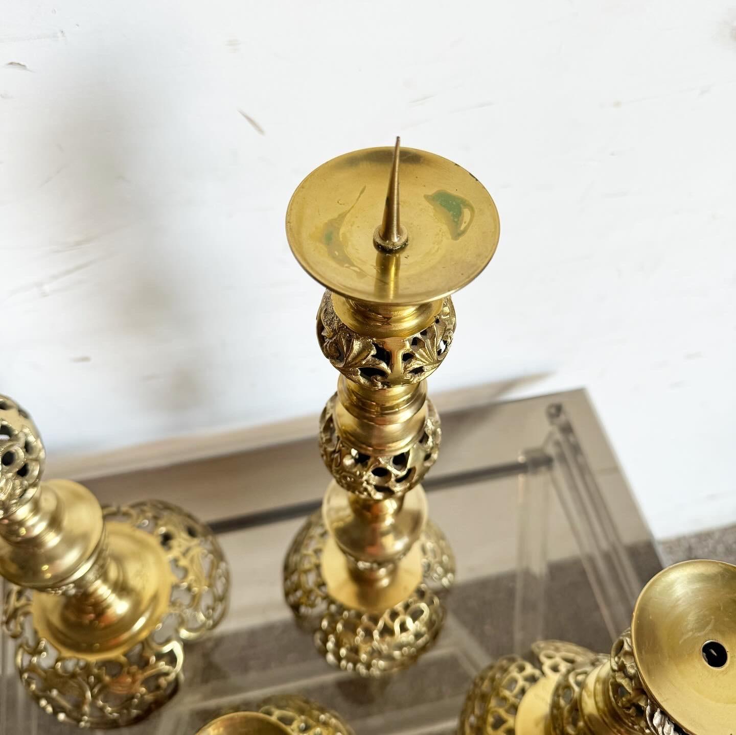 Monumentales Candeleros Ascendentes Japoneses de Latón Estilo James Mont - Set de 4 en venta 2
