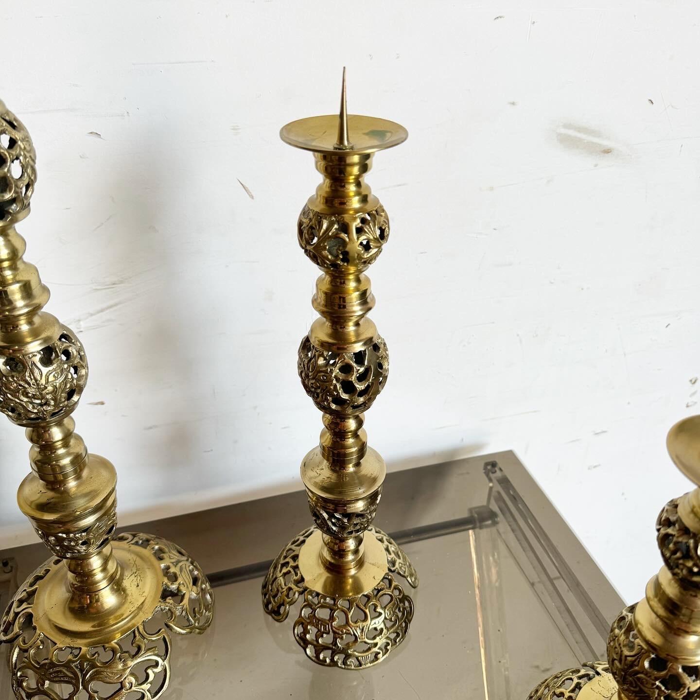 Monumentales Candeleros Ascendentes Japoneses de Latón Estilo James Mont - Set de 4 en venta 4