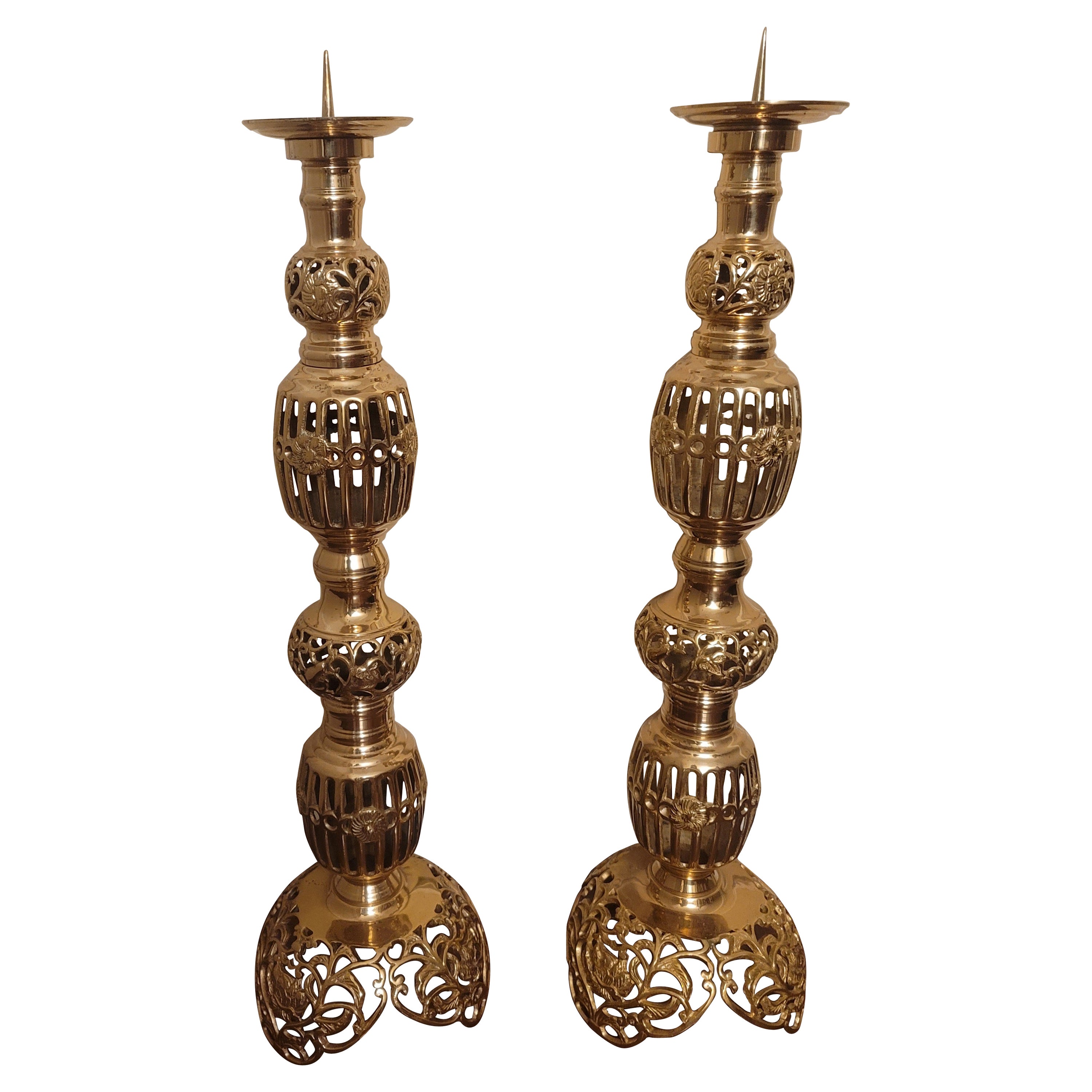 Pareja de grandes candelabros monumentales japoneses de latón macizo estilo James Mont en venta