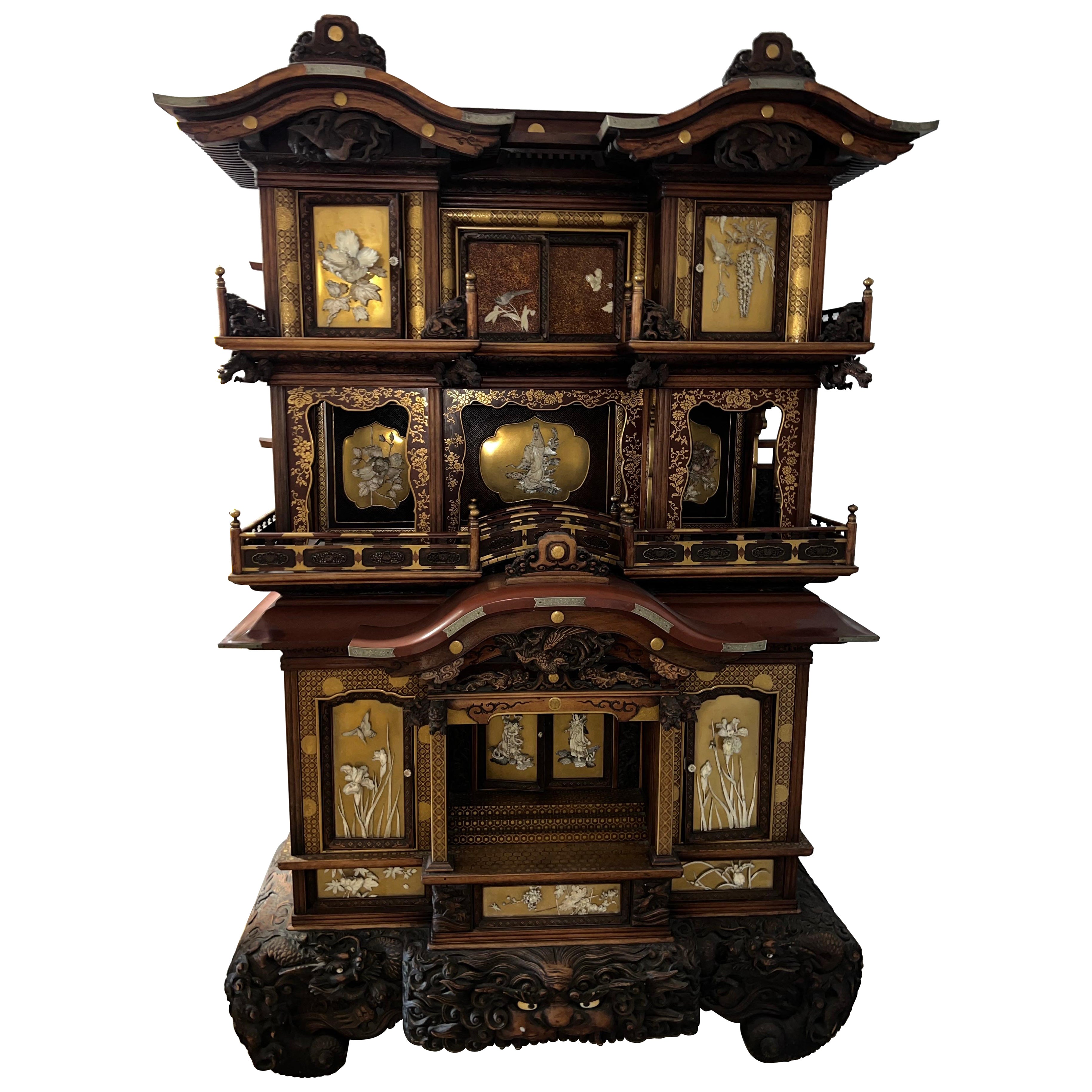 Cabinet de sanctuaire japonais monumental en shibayama et laque, période Meiji