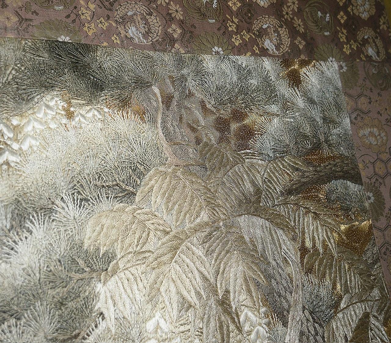 Monumentales japanisches Seidentextil-Textil – Pfau in Landschaft. (19. Jahrhundert) im Angebot