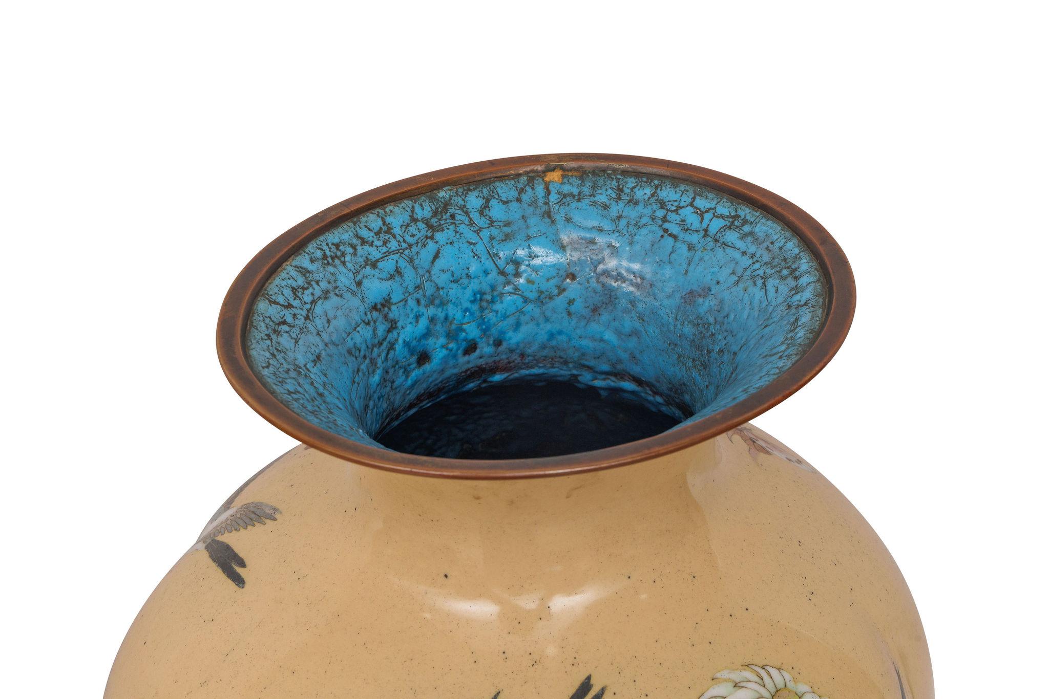 Monumental Japanese Three-Piece Peach Cloisonné Enamel Garniture, Nagoya Company For Sale 5