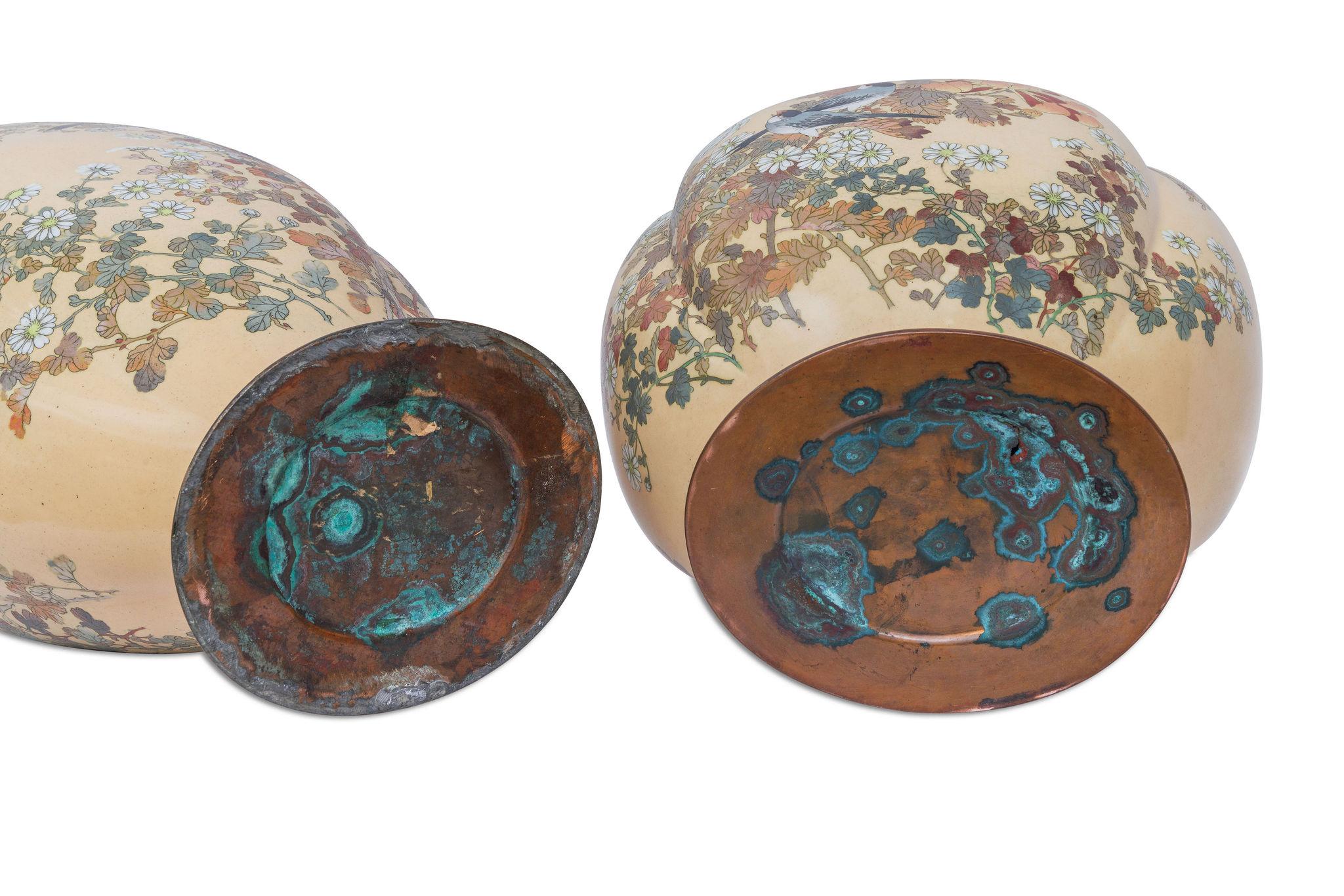 Monumental Japanese Three-Piece Peach Cloisonné Enamel Garniture, Nagoya Company For Sale 13