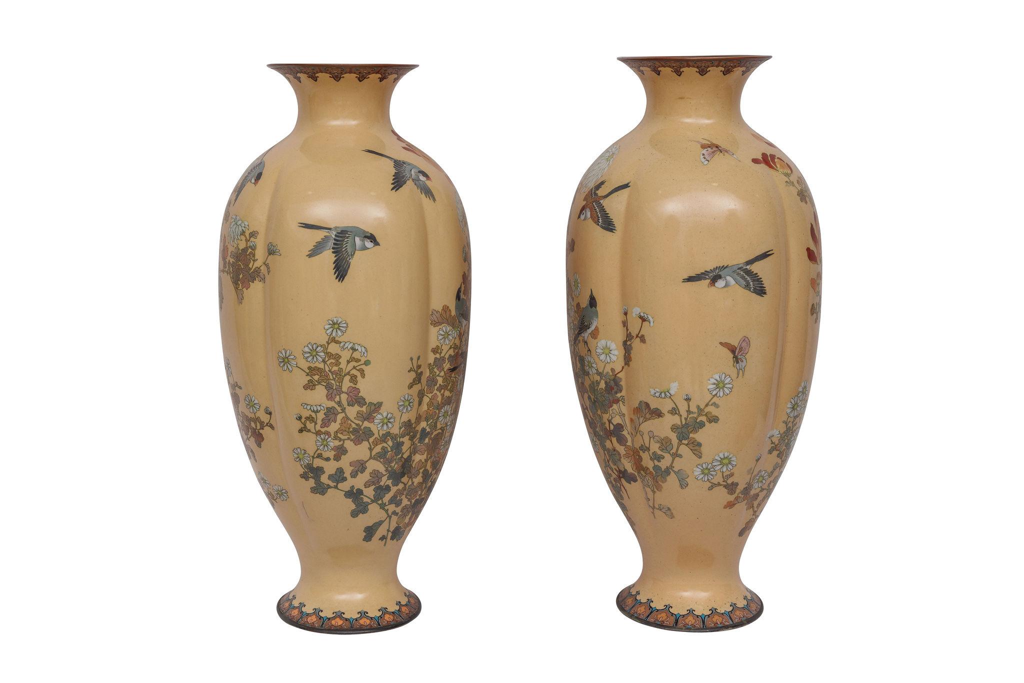 Monumental Japanese Three-Piece Peach Cloisonné Enamel Garniture, Nagoya Company In Good Condition For Sale In Queens, NY