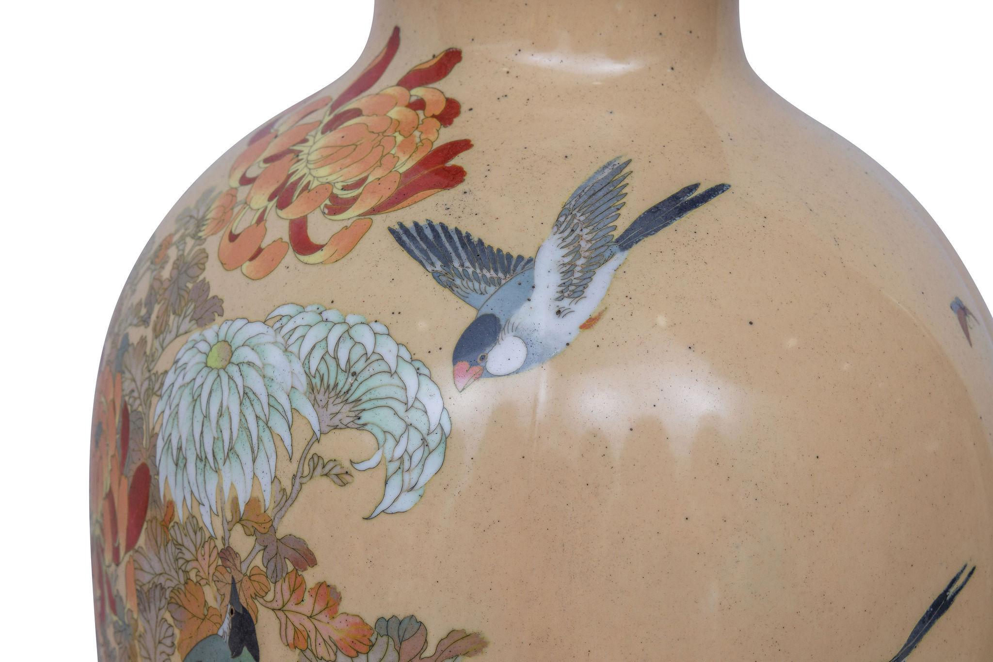 Monumental Japanese Three-Piece Peach Cloisonné Enamel Garniture, Nagoya Company For Sale 3