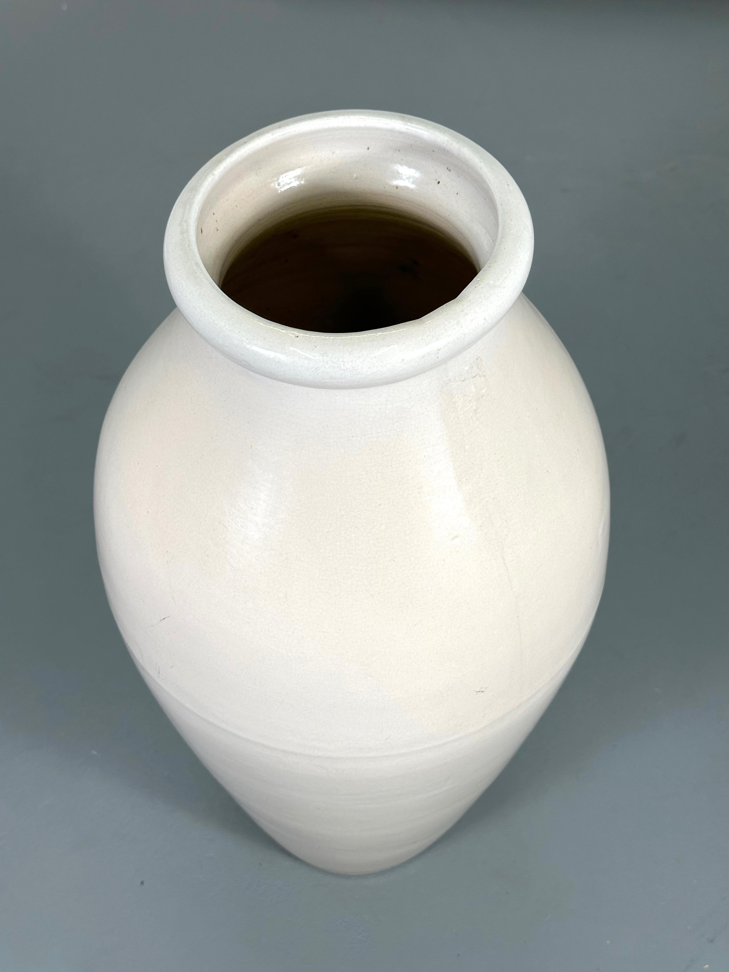 A monumental ceramic jardinière in a beautiful beige cream finish, unusually subtle and sophisticated for Roseville Pottery Company produced ceramics. 

Hand glazed. Stamped 