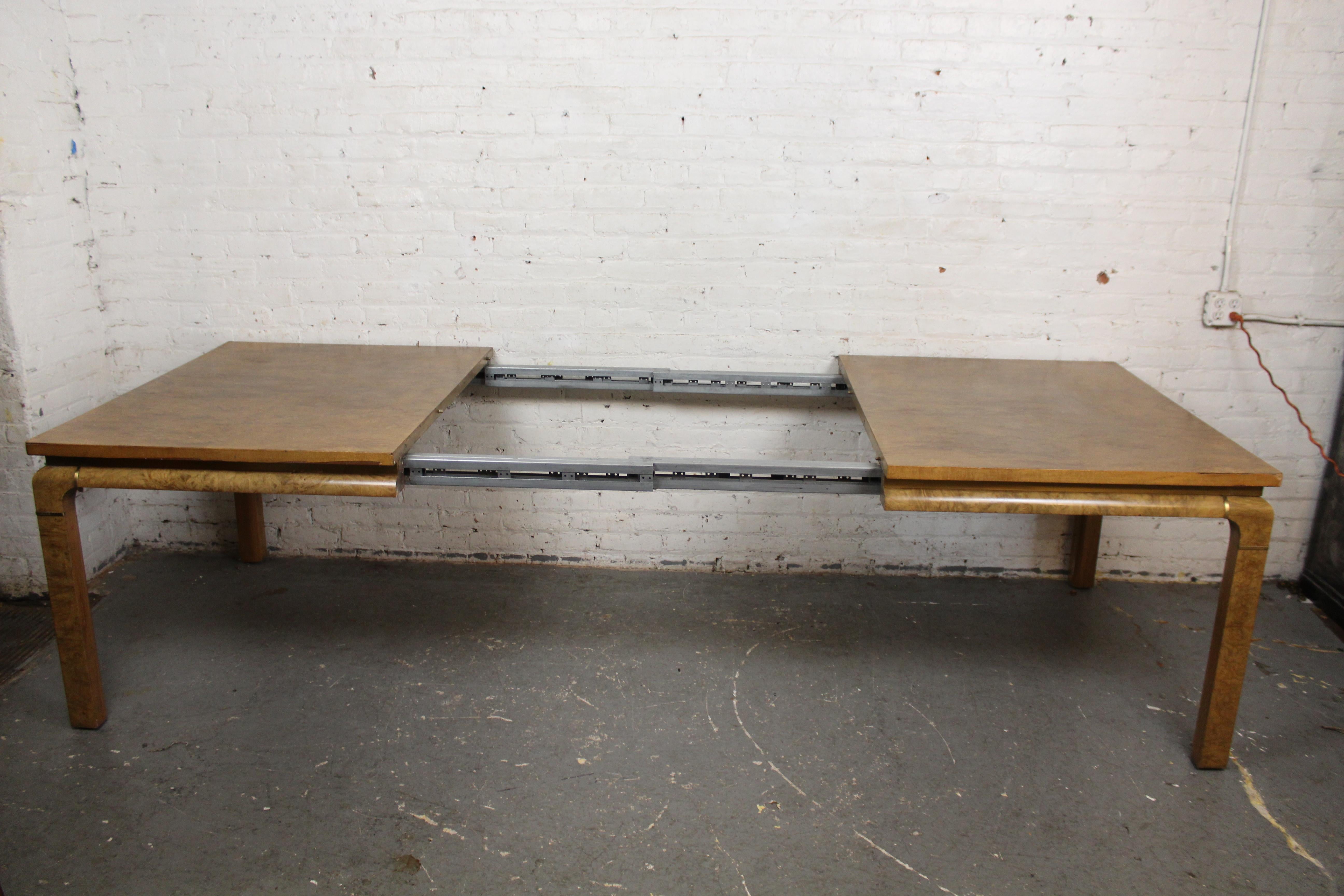 Monumentale table de salle à manger vintage John Stuart en bois de ronce à 2 feuilles en vente 6