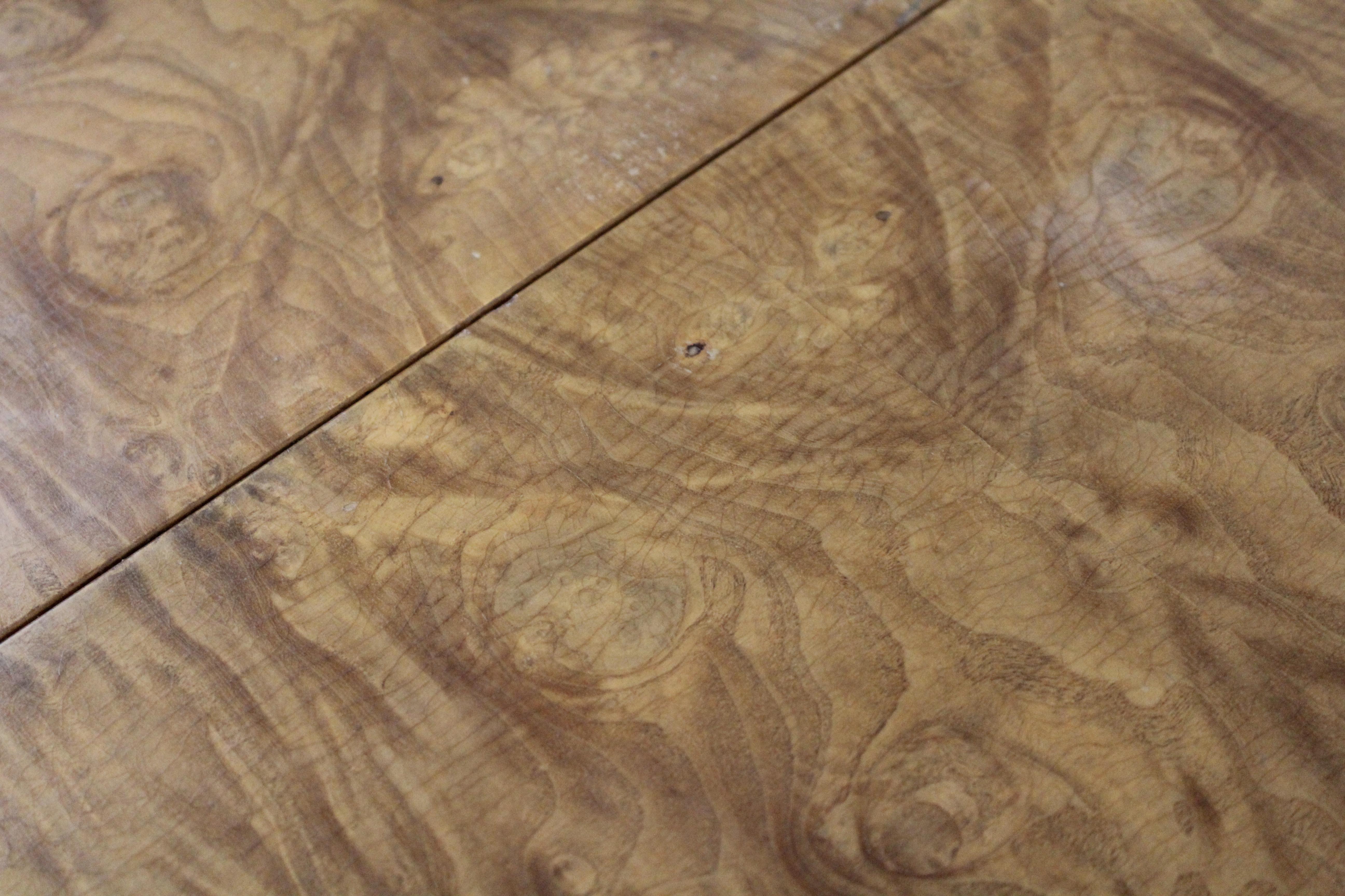 Monumentale table de salle à manger vintage John Stuart en bois de ronce à 2 feuilles en vente 9