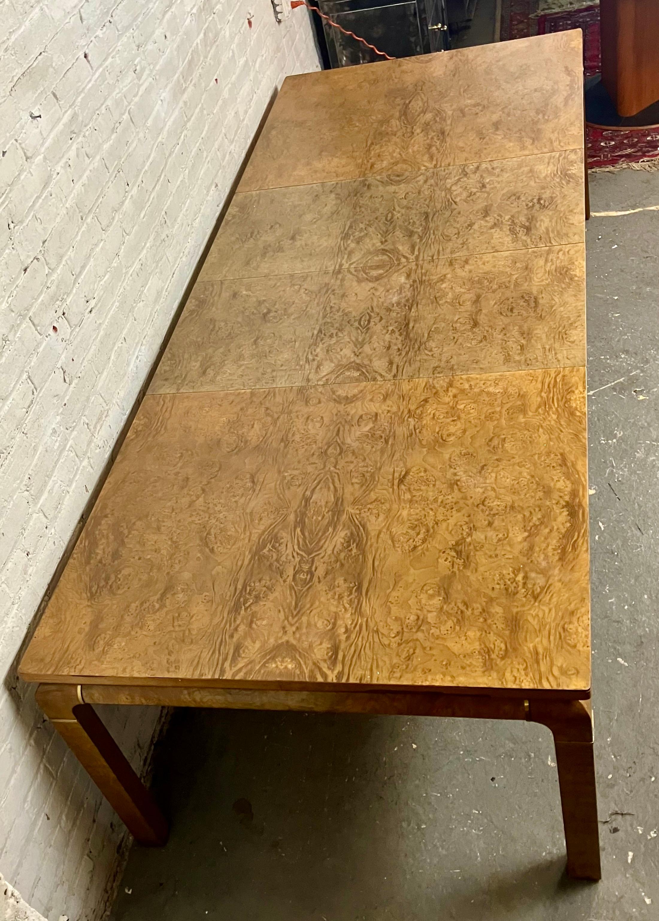 Mid-Century Modern Monumentale table de salle à manger vintage John Stuart en bois de ronce à 2 feuilles en vente