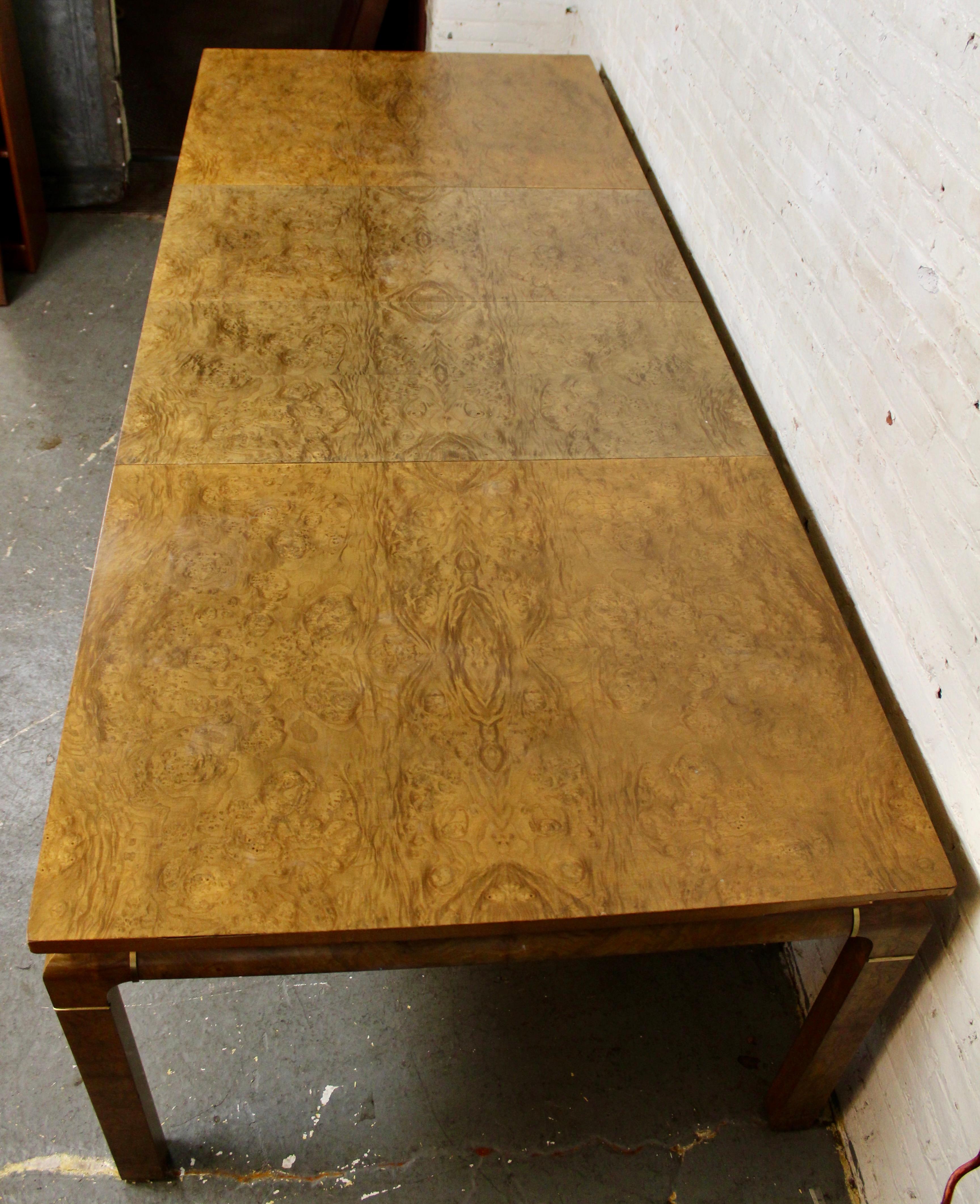 Américain Monumentale table de salle à manger vintage John Stuart en bois de ronce à 2 feuilles en vente