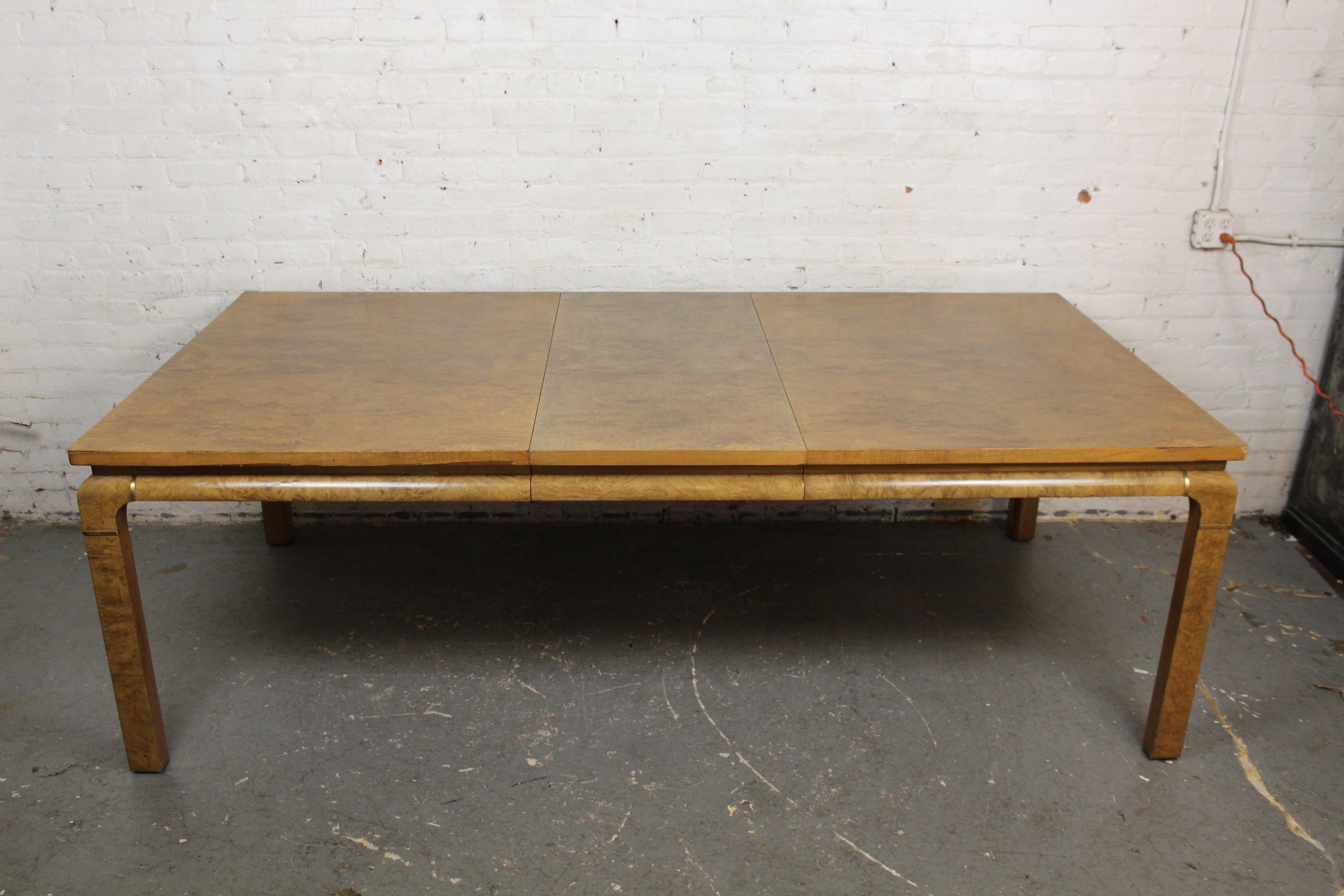 Monumentale table de salle à manger vintage John Stuart en bois de ronce à 2 feuilles Bon état - En vente à Brooklyn, NY