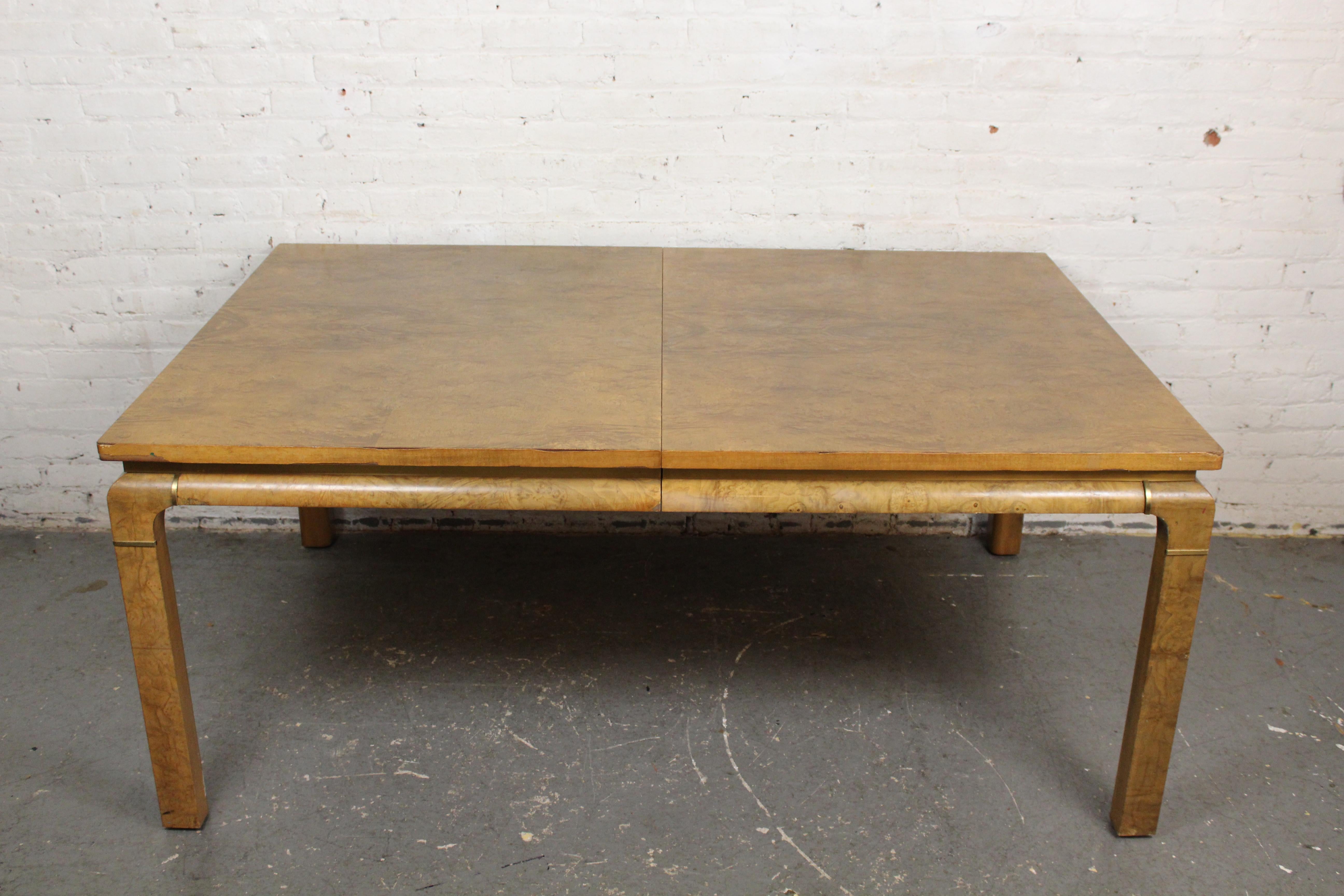 20ième siècle Monumentale table de salle à manger vintage John Stuart en bois de ronce à 2 feuilles en vente