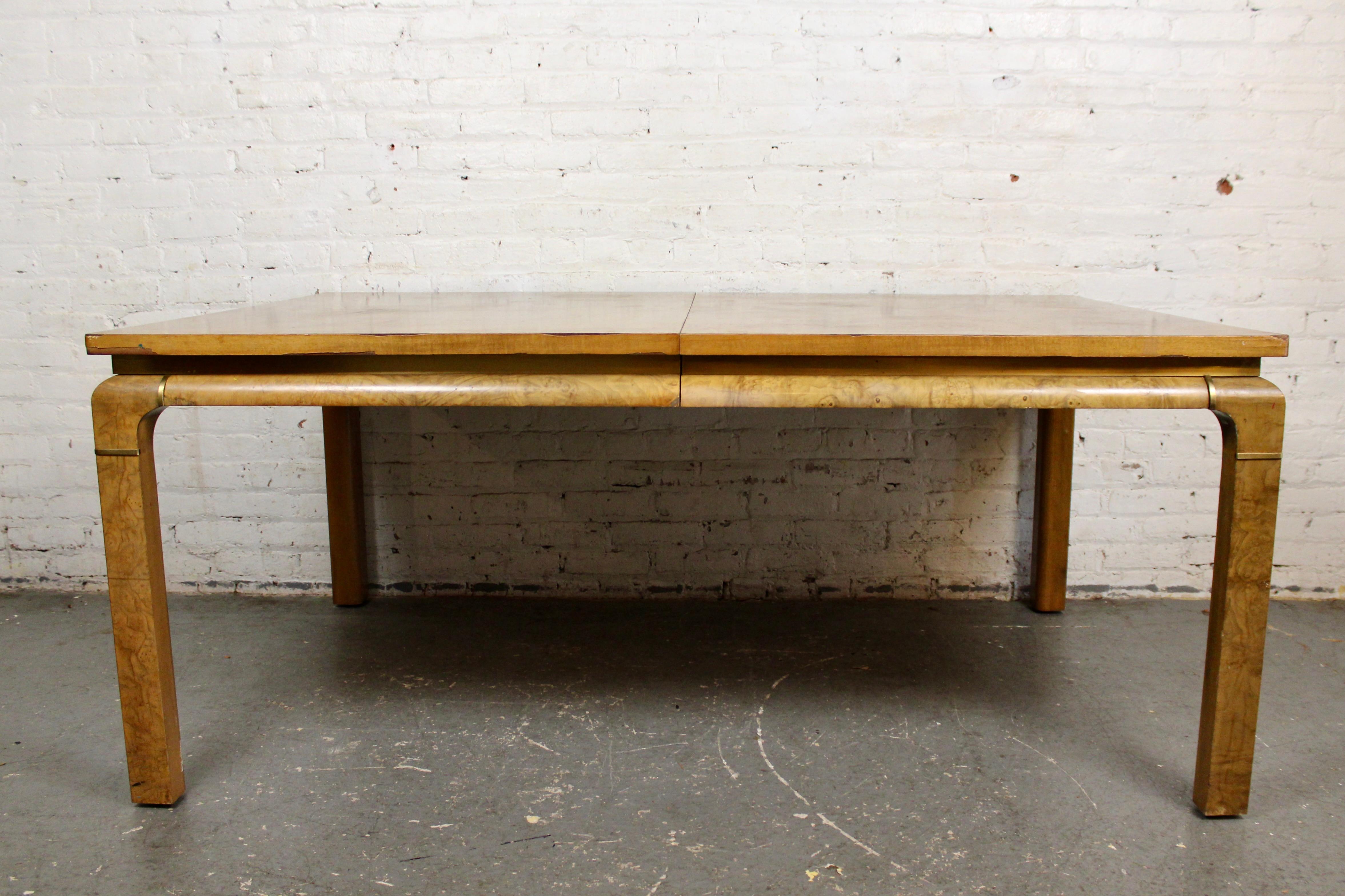 Métal Monumentale table de salle à manger vintage John Stuart en bois de ronce à 2 feuilles en vente