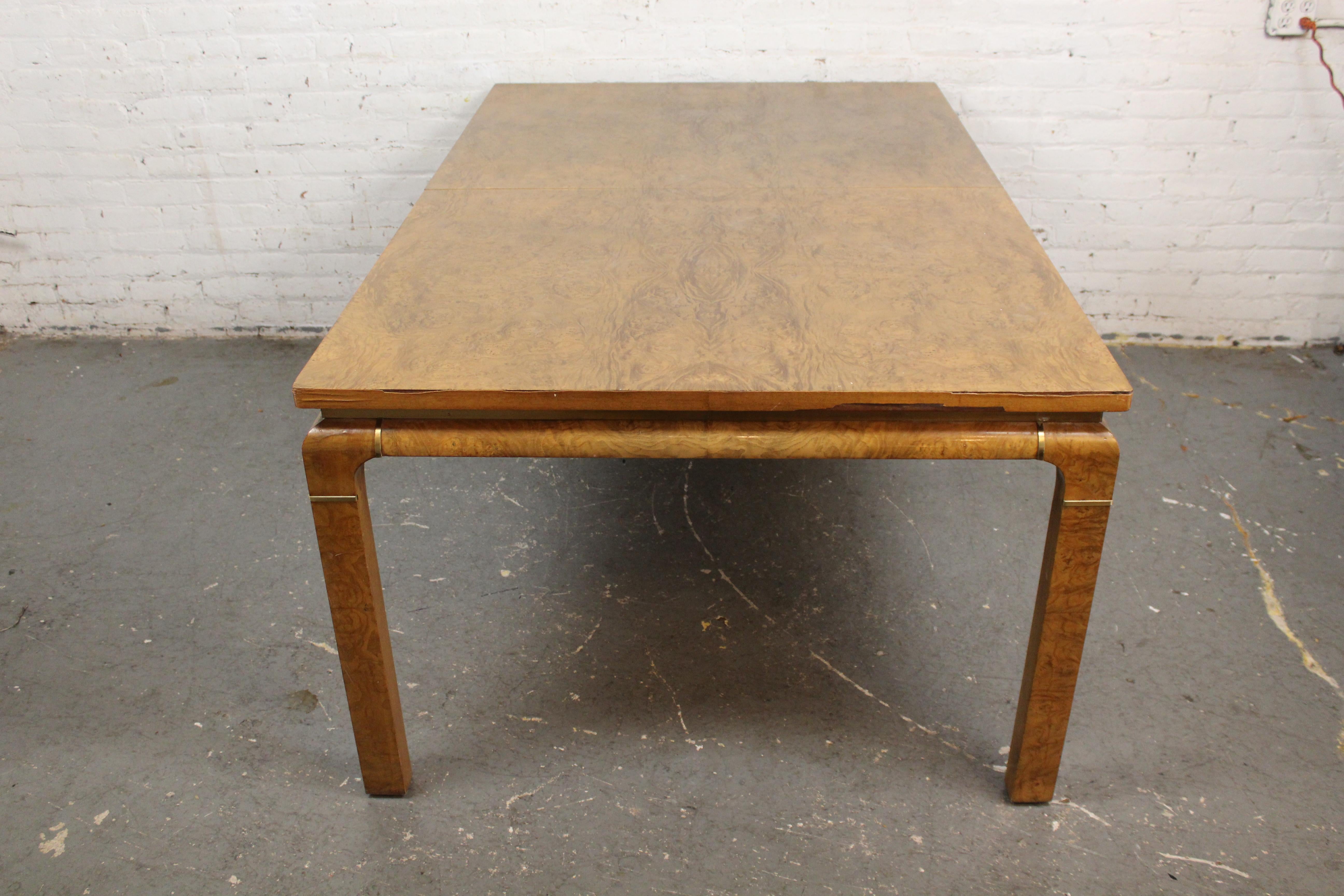 Monumentale table de salle à manger vintage John Stuart en bois de ronce à 2 feuilles en vente 1