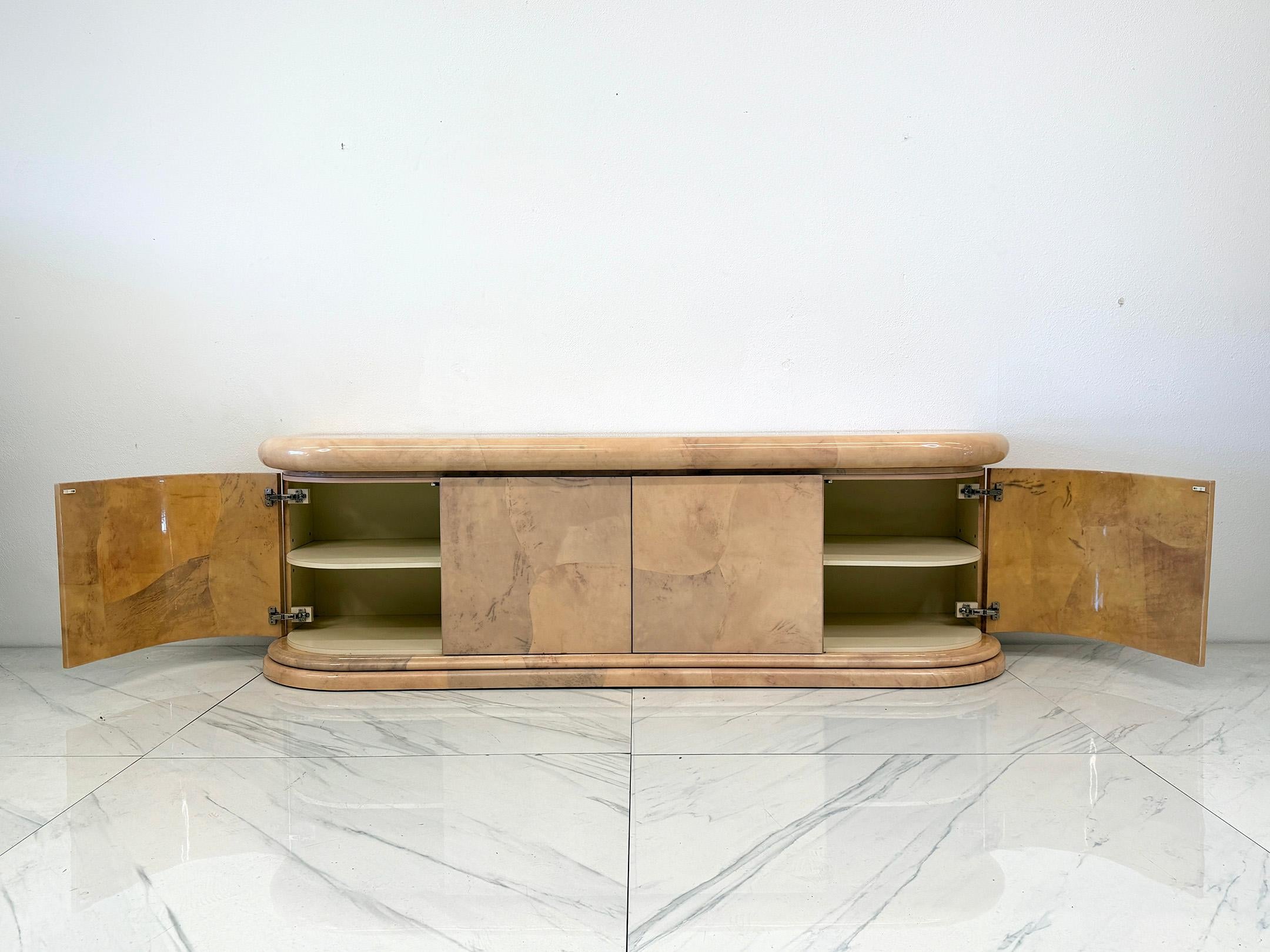 Monumentale Credenza / Buffet in pelle di capra di Karl Springer, anni '80 In condizioni buone in vendita a Culver City, CA