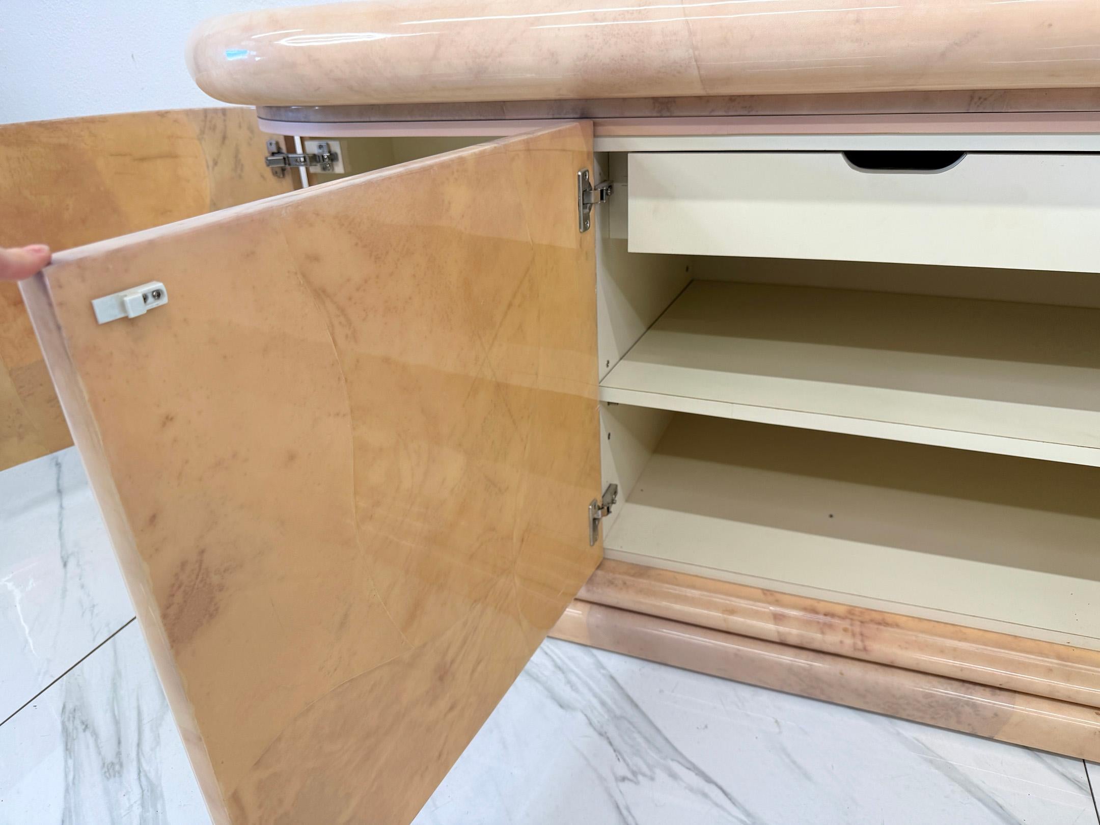 Pelle di capra Monumentale Credenza / Buffet in pelle di capra di Karl Springer, anni '80 in vendita