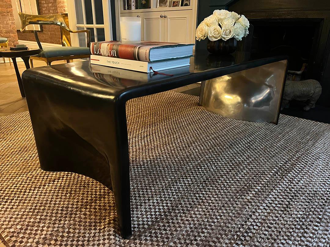 Table basse Monumental Khetan en bronze noir et argent (EN STOCK) Excellent état - En vente à New York, NY