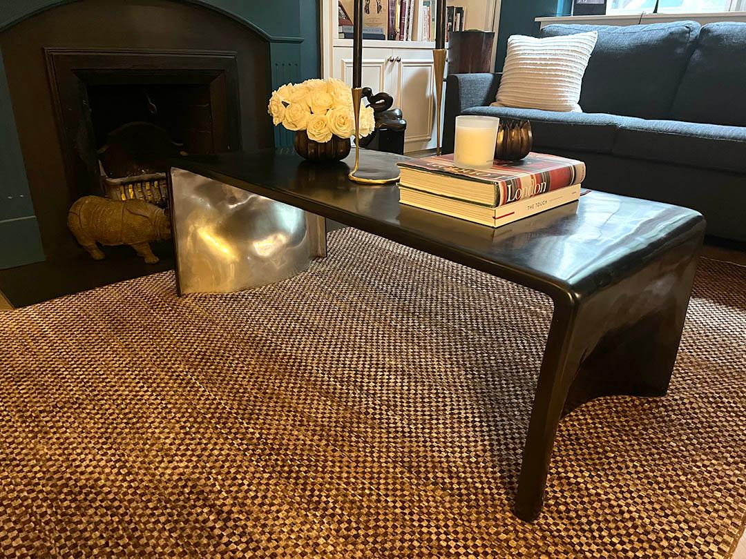 XXIe siècle et contemporain Table basse Monumental Khetan en bronze noir et argent (EN STOCK) en vente