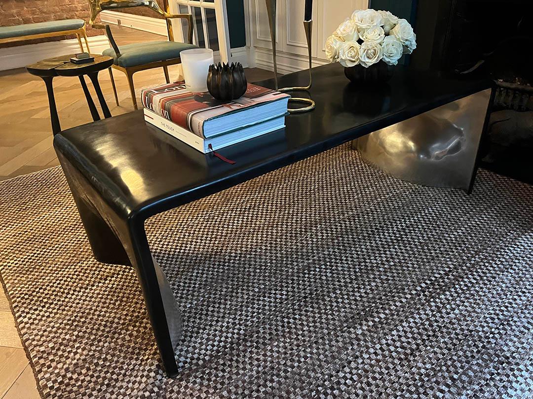 Argent Table basse Monumental Khetan en bronze noir et argent (EN STOCK) en vente
