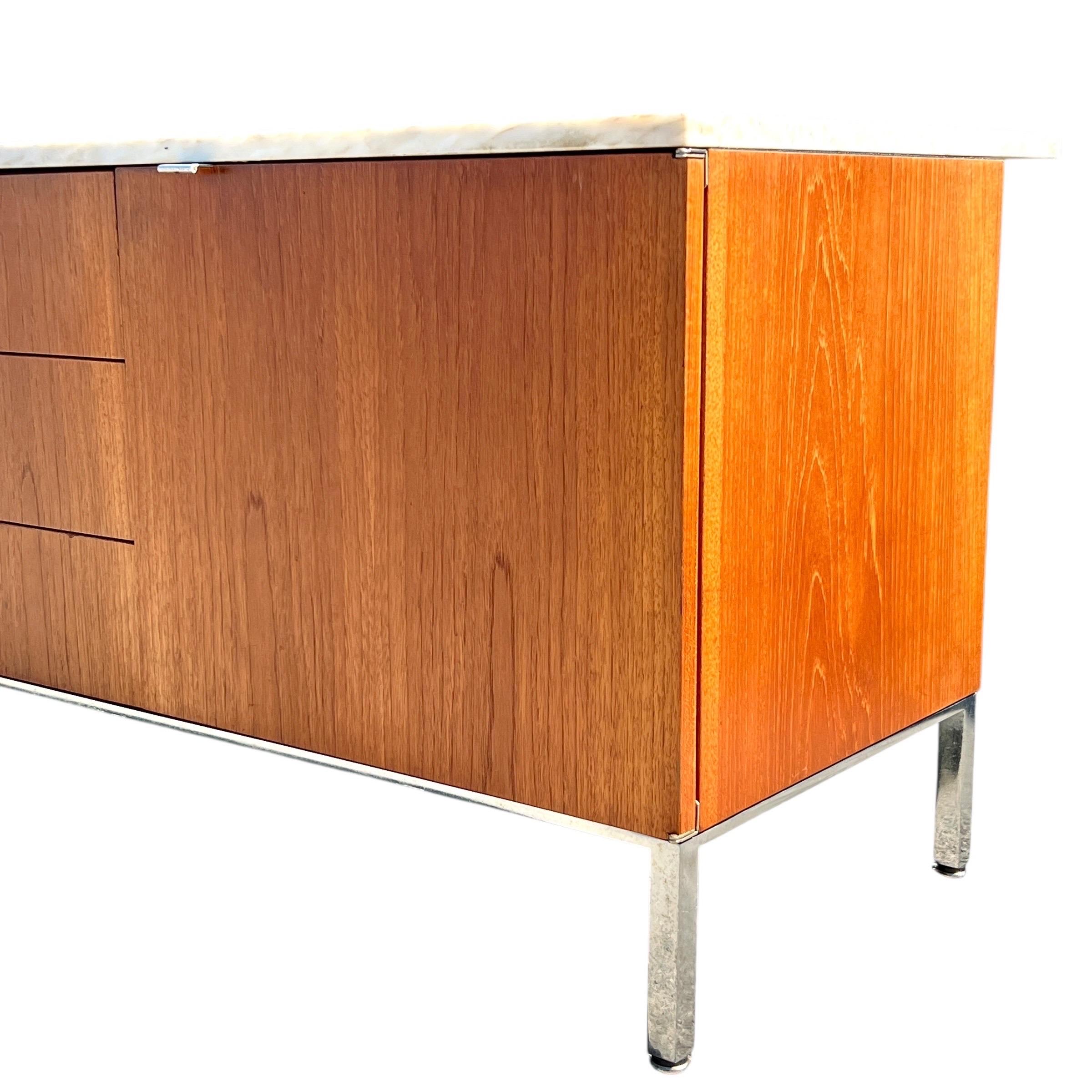 Monumentale Credenza extra lunga in teak e marmo in stile Knoll degli anni '60 in vendita 3
