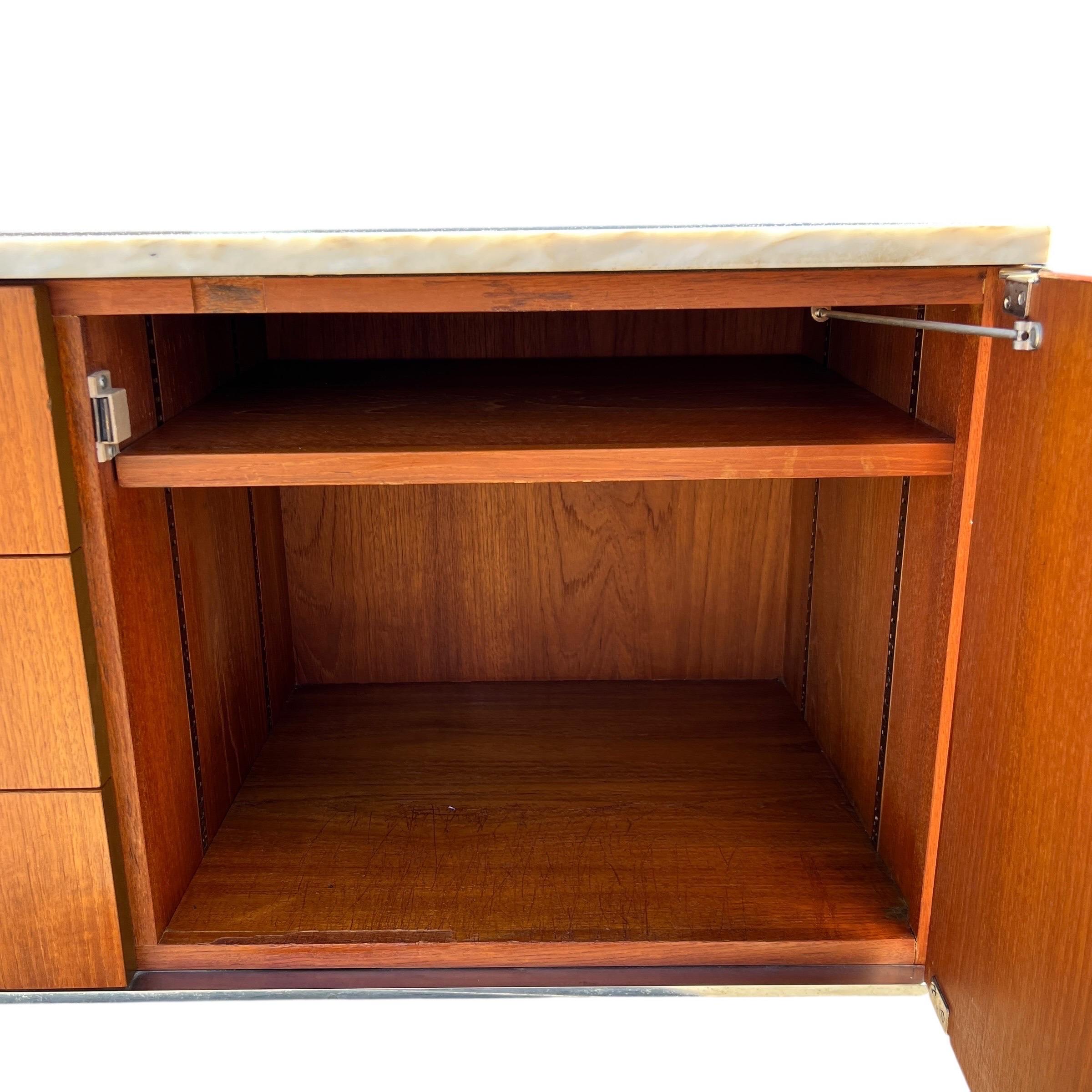 Monumentale Credenza extra lunga in teak e marmo in stile Knoll degli anni '60 in vendita 7