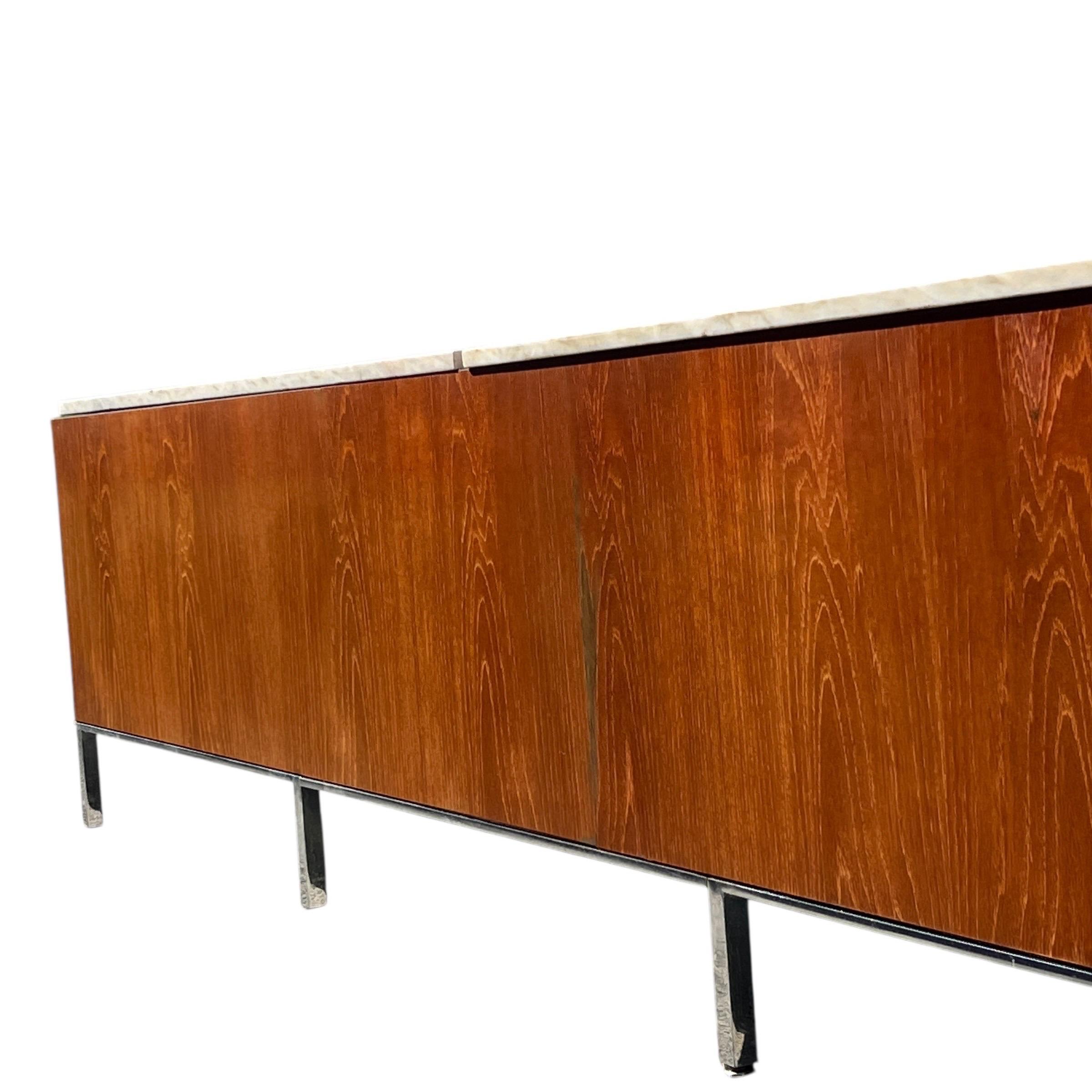 Monumentale Credenza extra lunga in teak e marmo in stile Knoll degli anni '60 in vendita 8