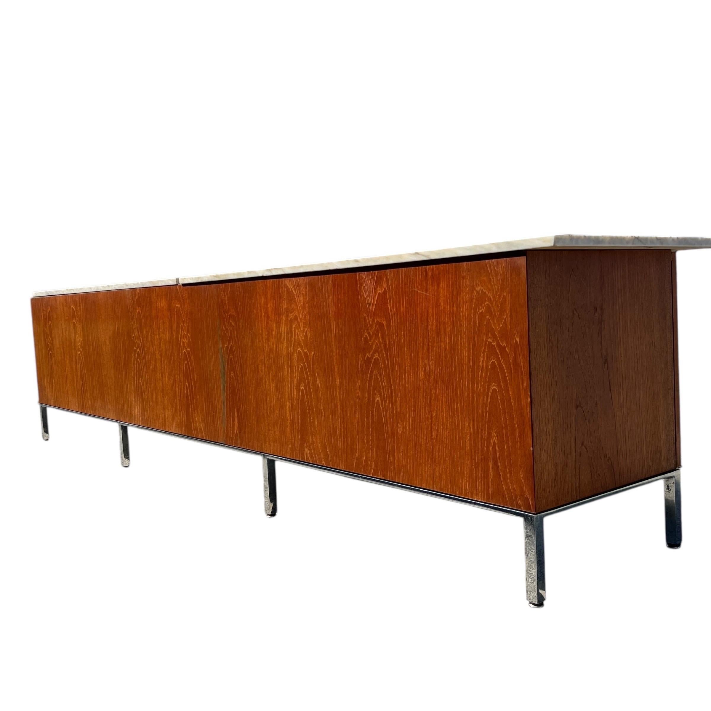 Monumentale Credenza extra lunga in teak e marmo in stile Knoll degli anni '60 in vendita 9