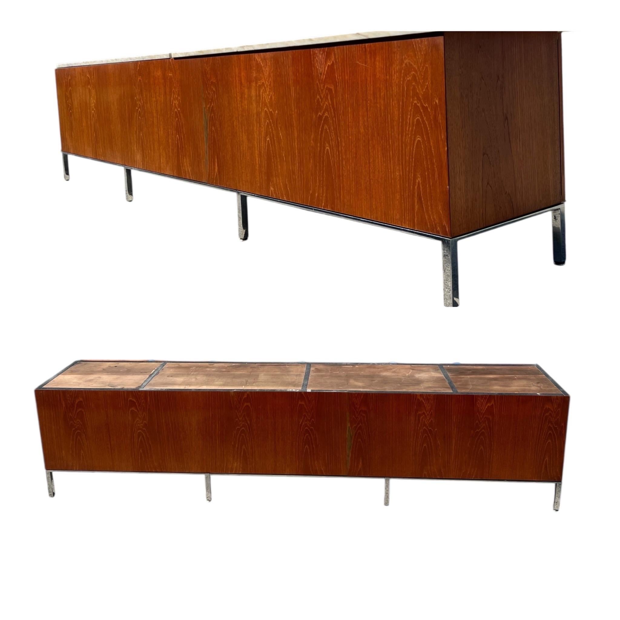 Mid-Century moderno Monumentale Credenza extra lunga in teak e marmo in stile Knoll degli anni '60 in vendita